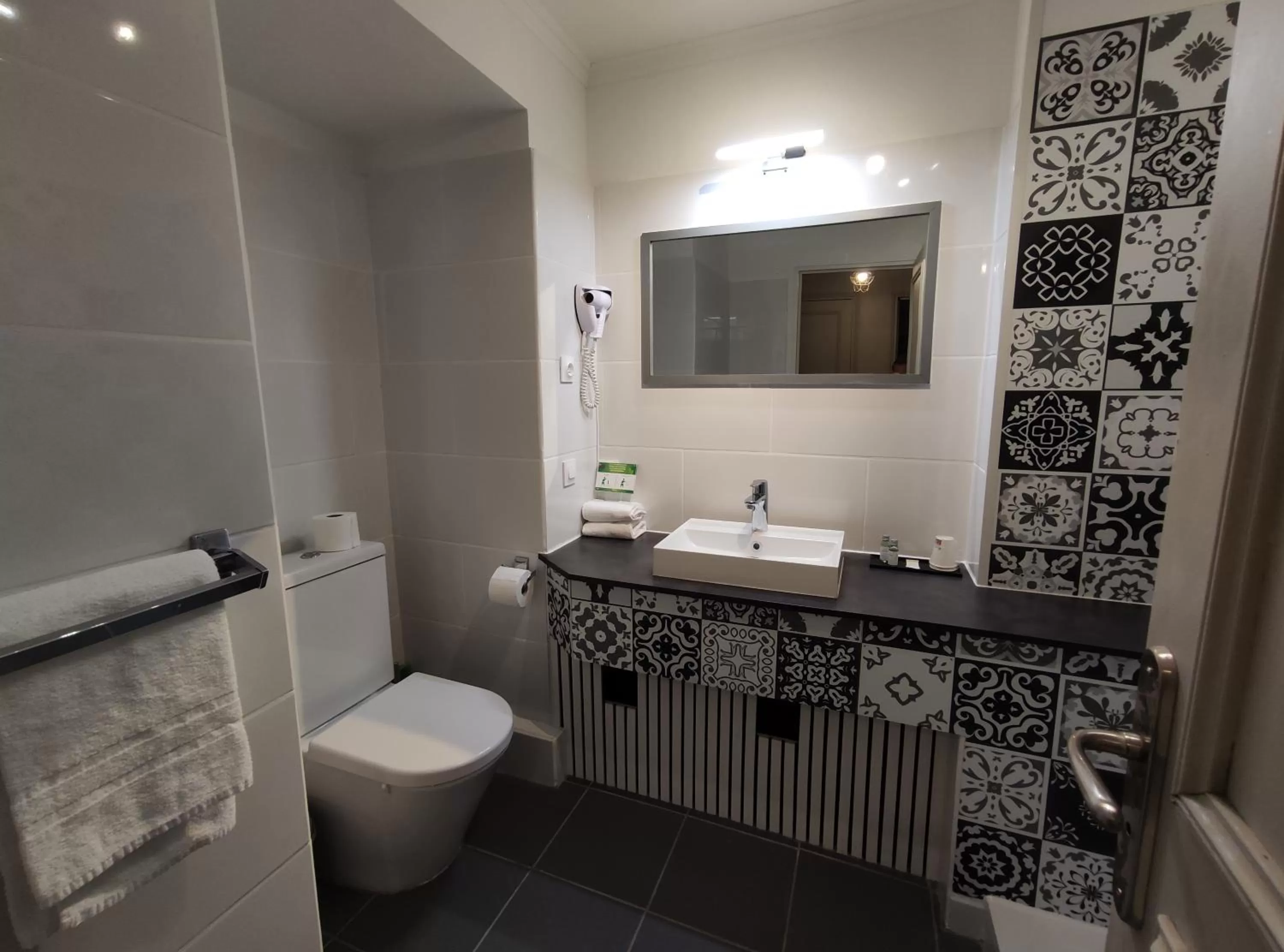 Toilet in Le Pavillon Saint-Martin