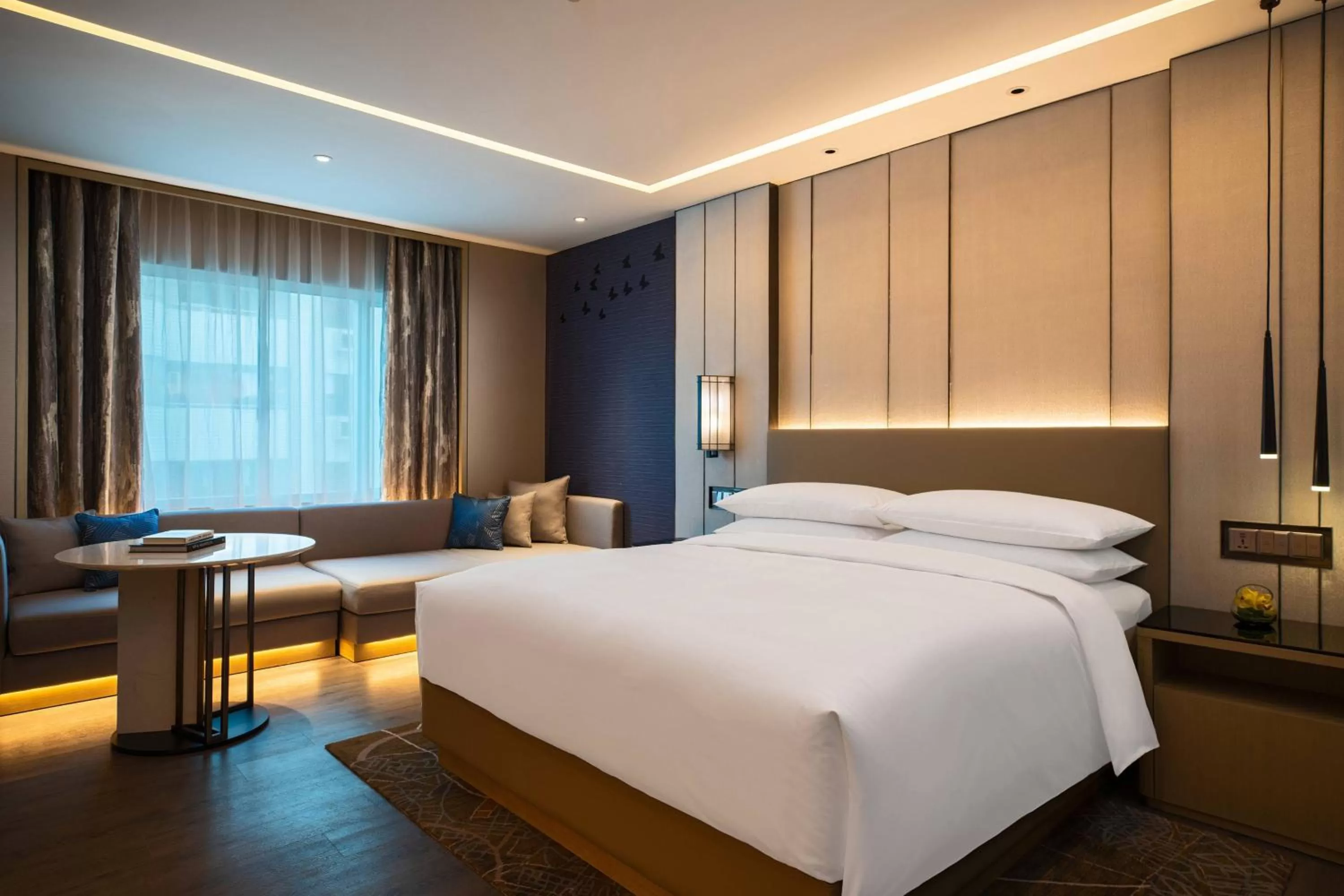 Photo of the whole room, Bed in Renaissance Shenzhen Luohu Hotel