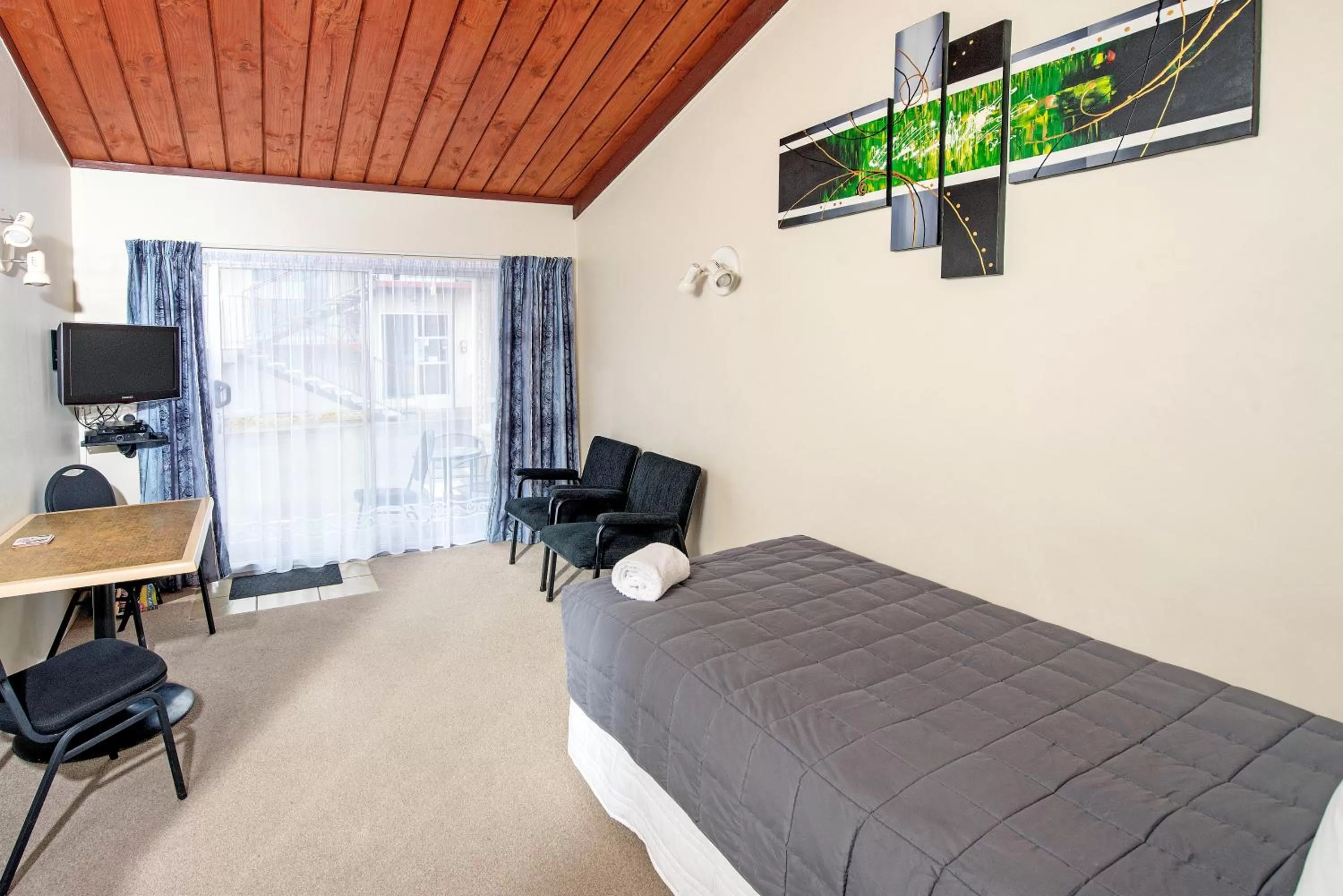 Living room, Bed in Tourist Court Motel