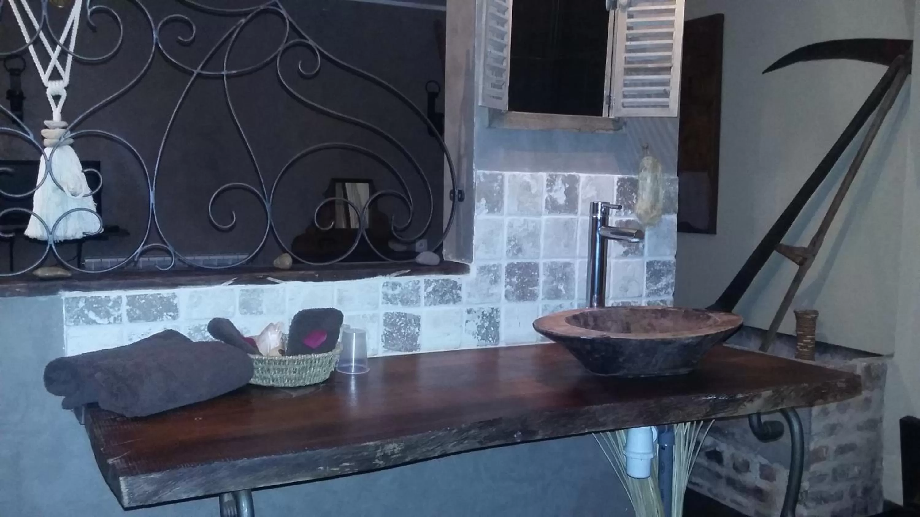 Bathroom in Secret d'une Nuit a vicq prės de valenciennes,onnaing,saint saulve avec piscine , jaccuzi