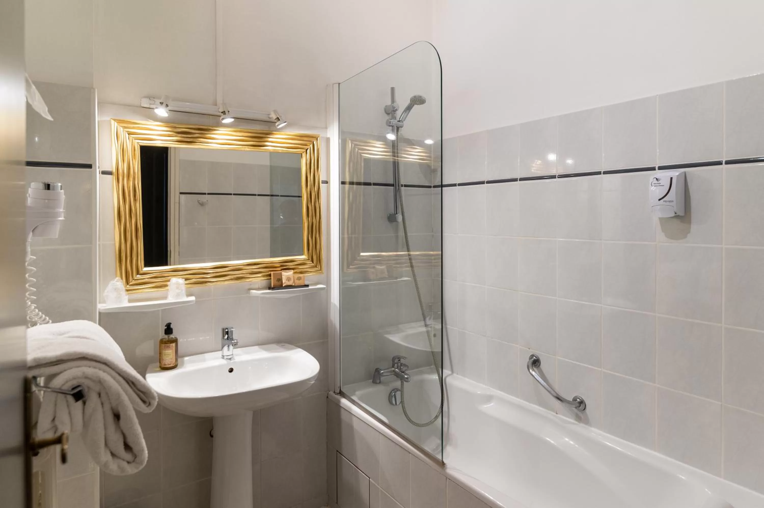 Bathroom in Hôtel La Résidence