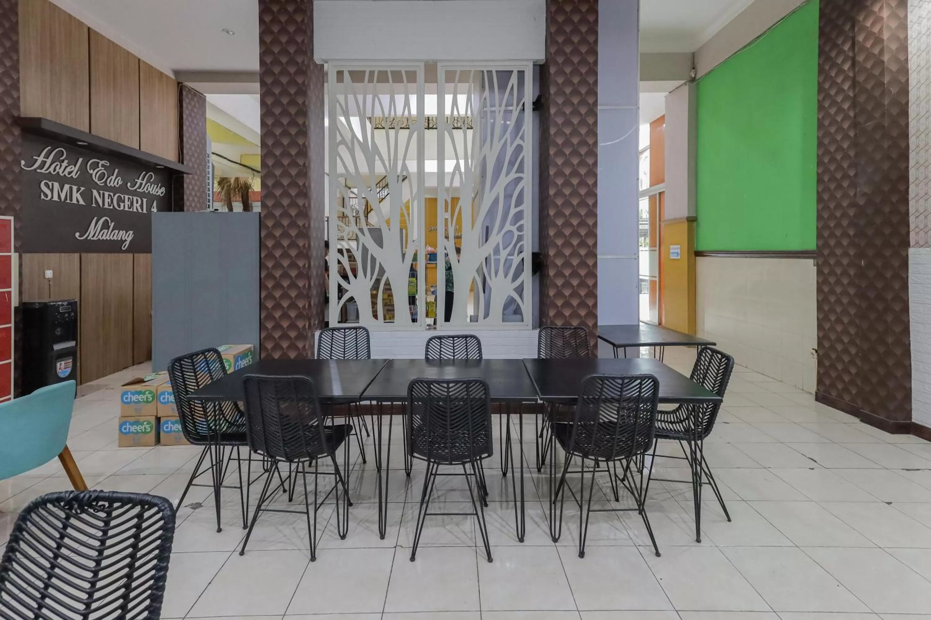 Dining area in RedDoorz Syariah @ Klojen Malang