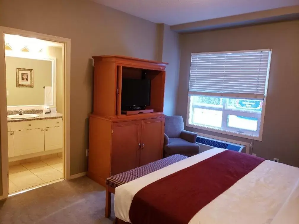Two-Bedroom Suite with One King Bed and One Queen Bed- Non-Smoking in Travelodge by Wyndham Spruce Grove Two-Bedroom Suite with One King Bed and One Queen Bed- Non-Smoking in Travelodge by Wyndham Spruce Grove