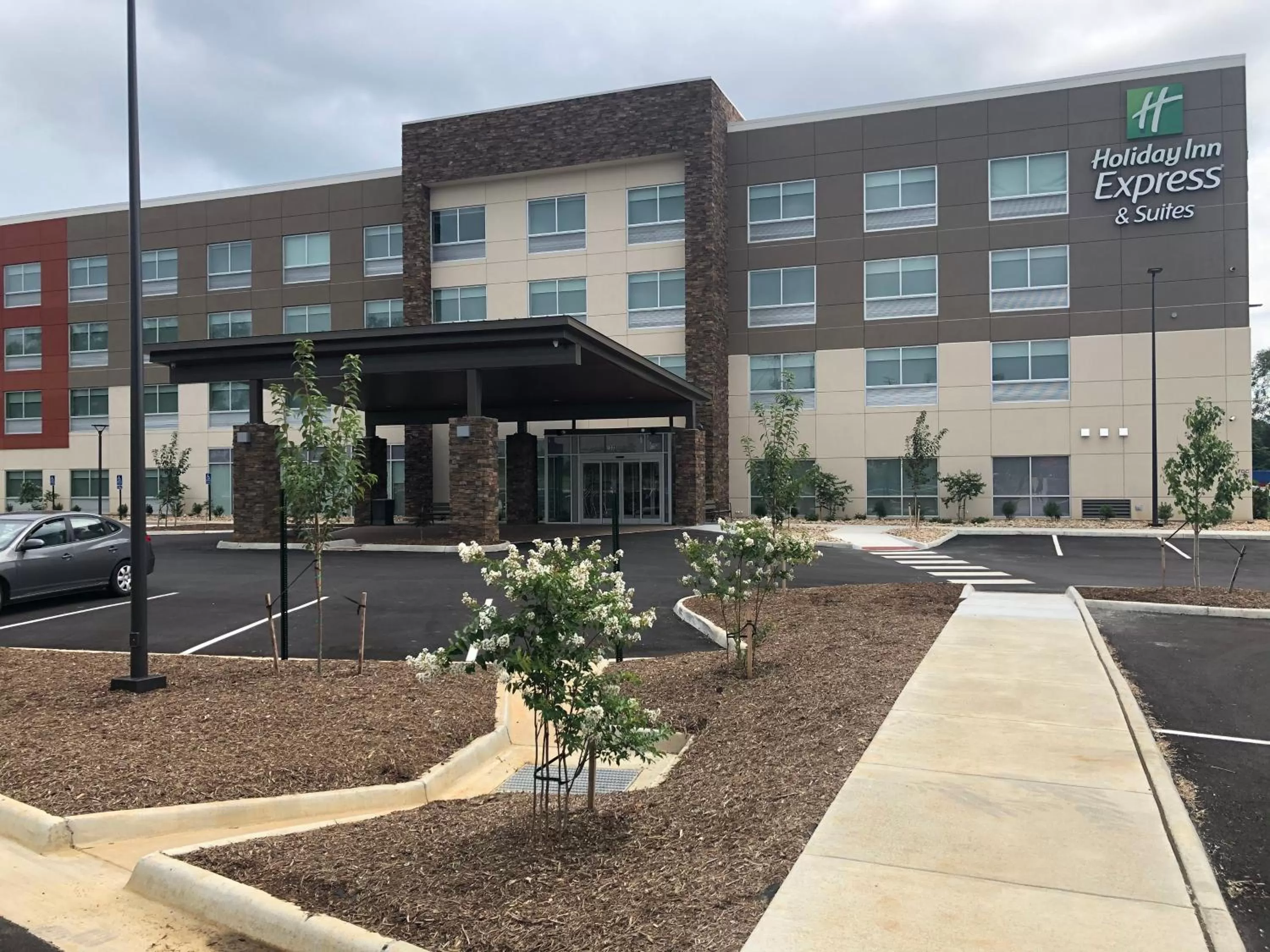 Facade/entrance in Holiday Inn Express & Suites - Roanoke – Civic Center