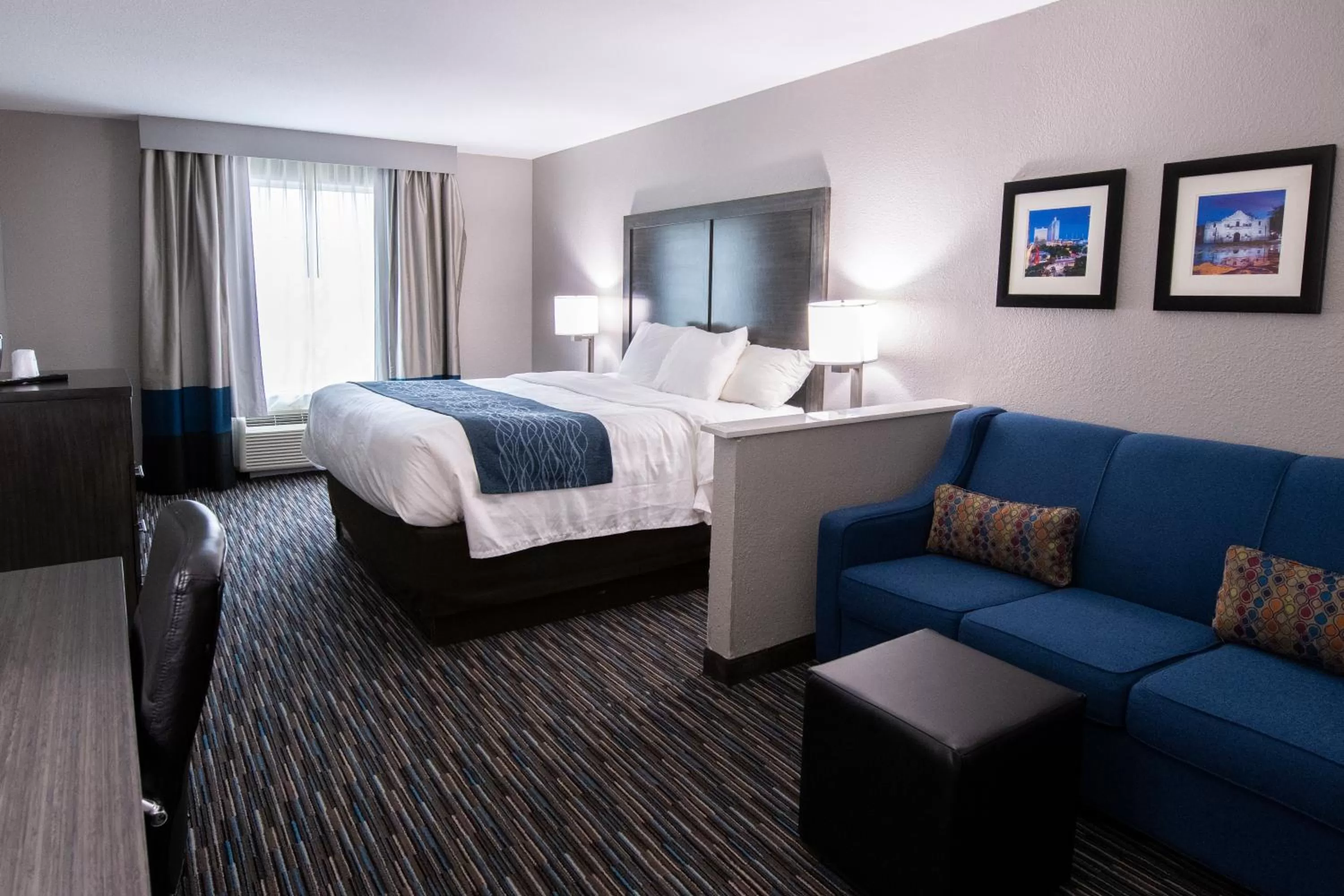 Photo of the whole room, Bed in Comfort Inn & Suites Near Medical Center