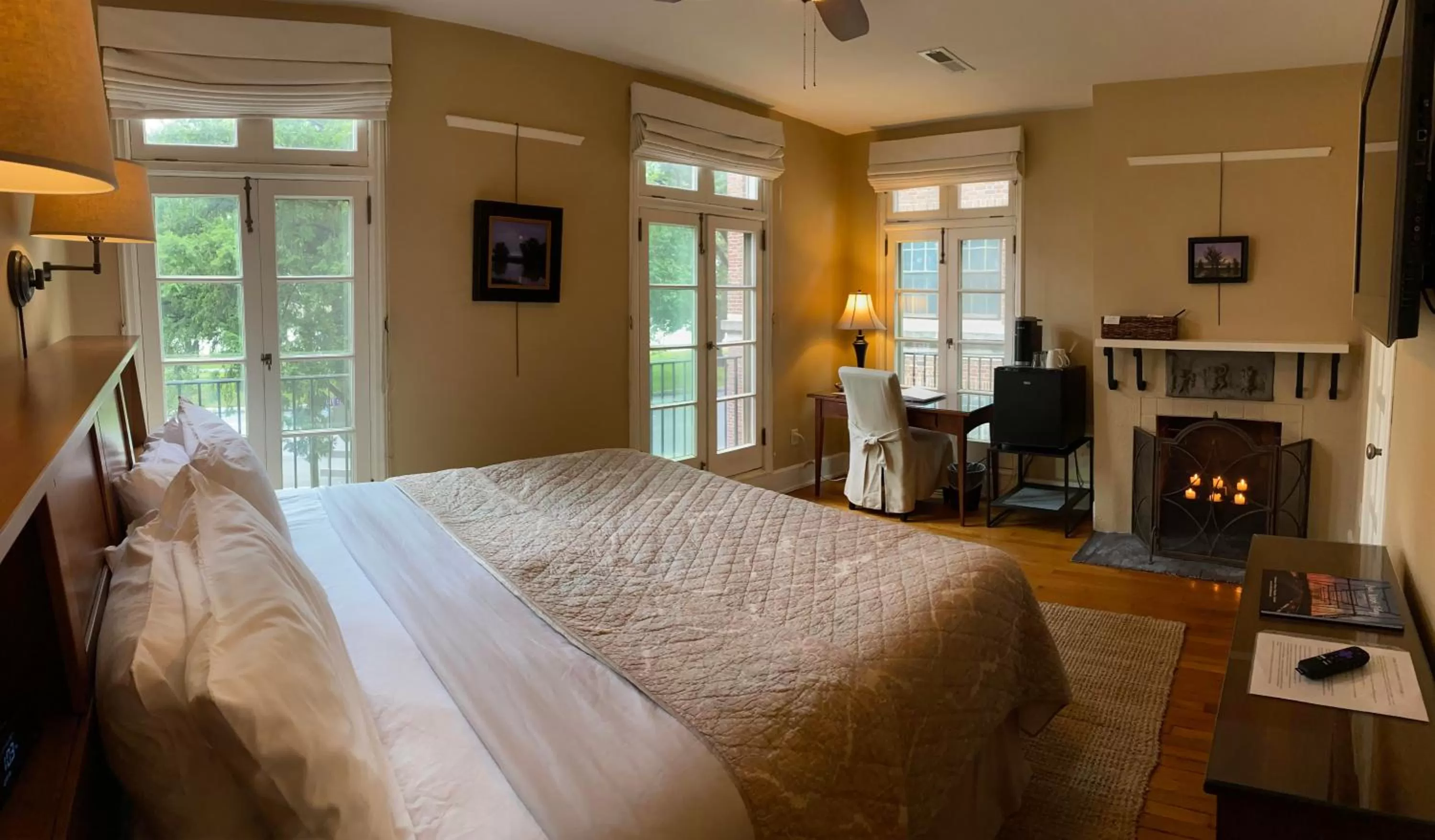 Deluxe King Room in City House Bed and Breakfast