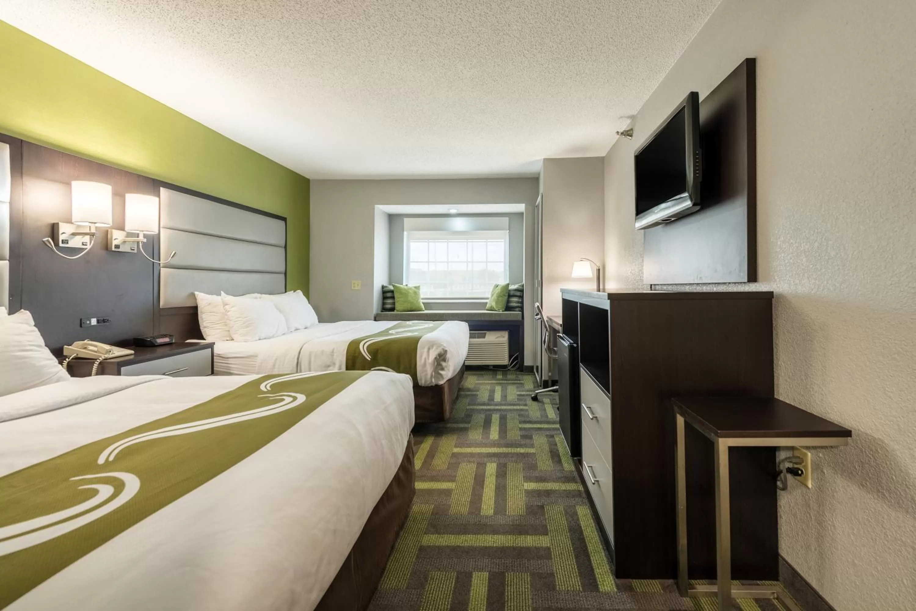 Bed in Quality Inn Grove City - Columbus South