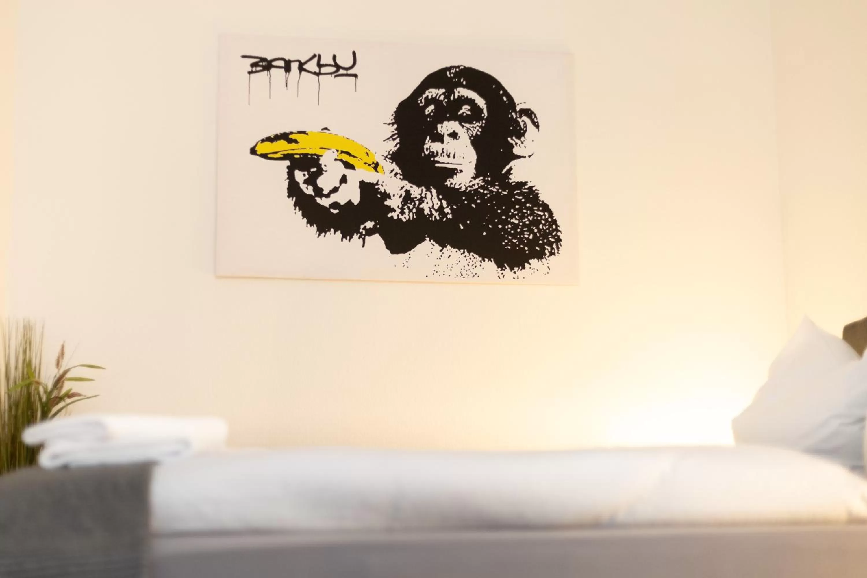 Bedroom, Bed in Ko-Living Space an der Oper - Street Art Design Apartments