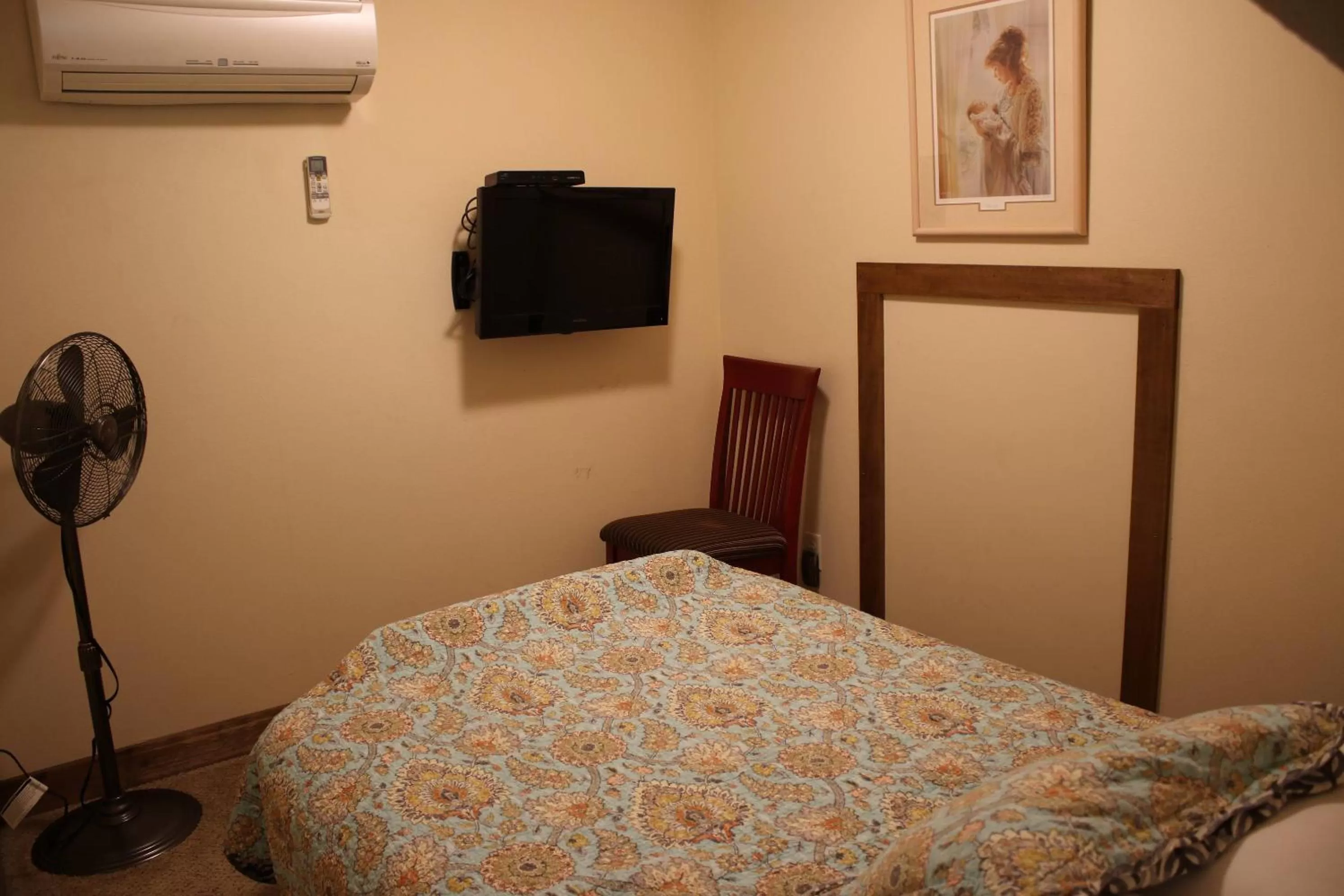 Bed in Iowa House Historic Inn