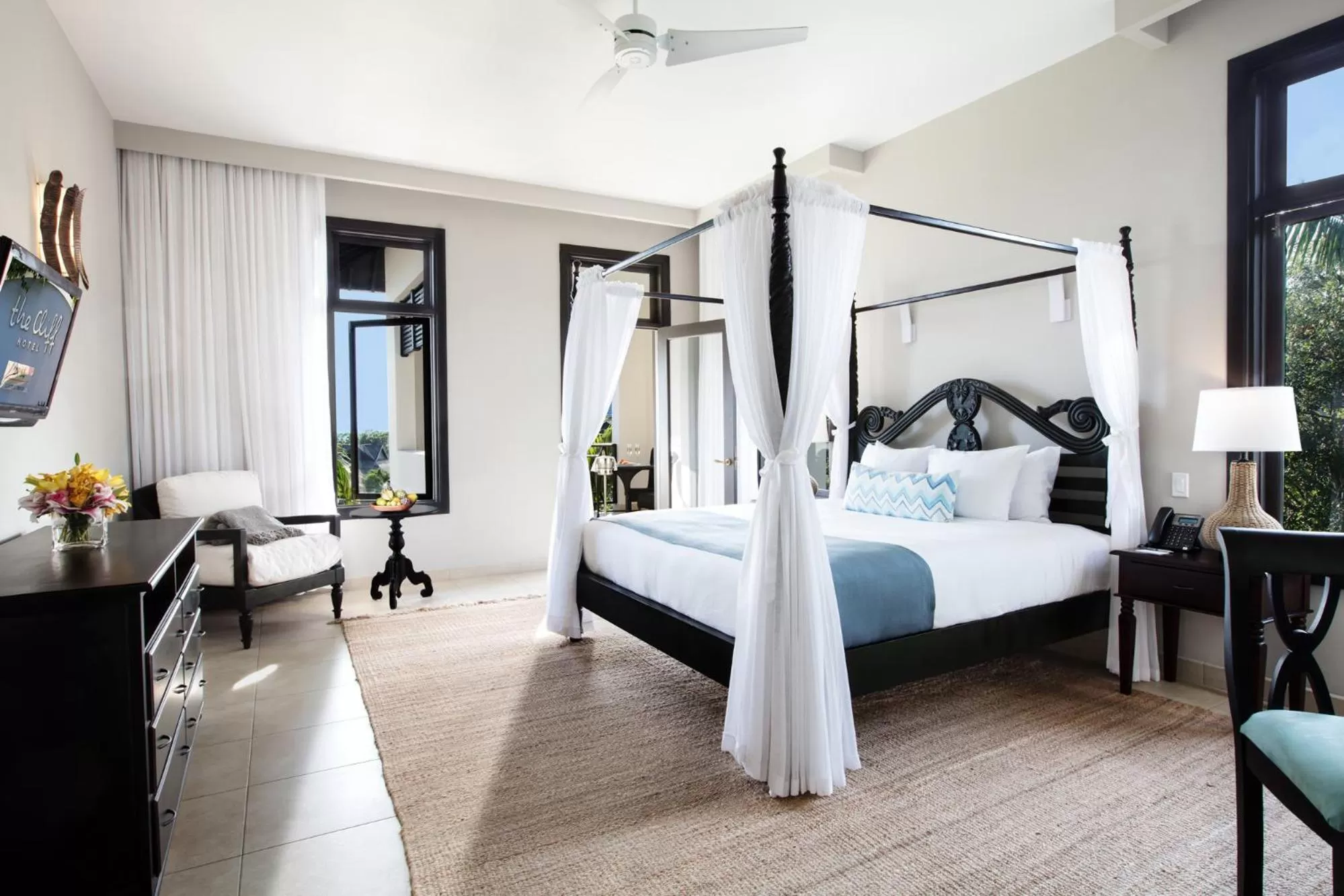 Photo of the whole room, Bed in The Cliff Hotel