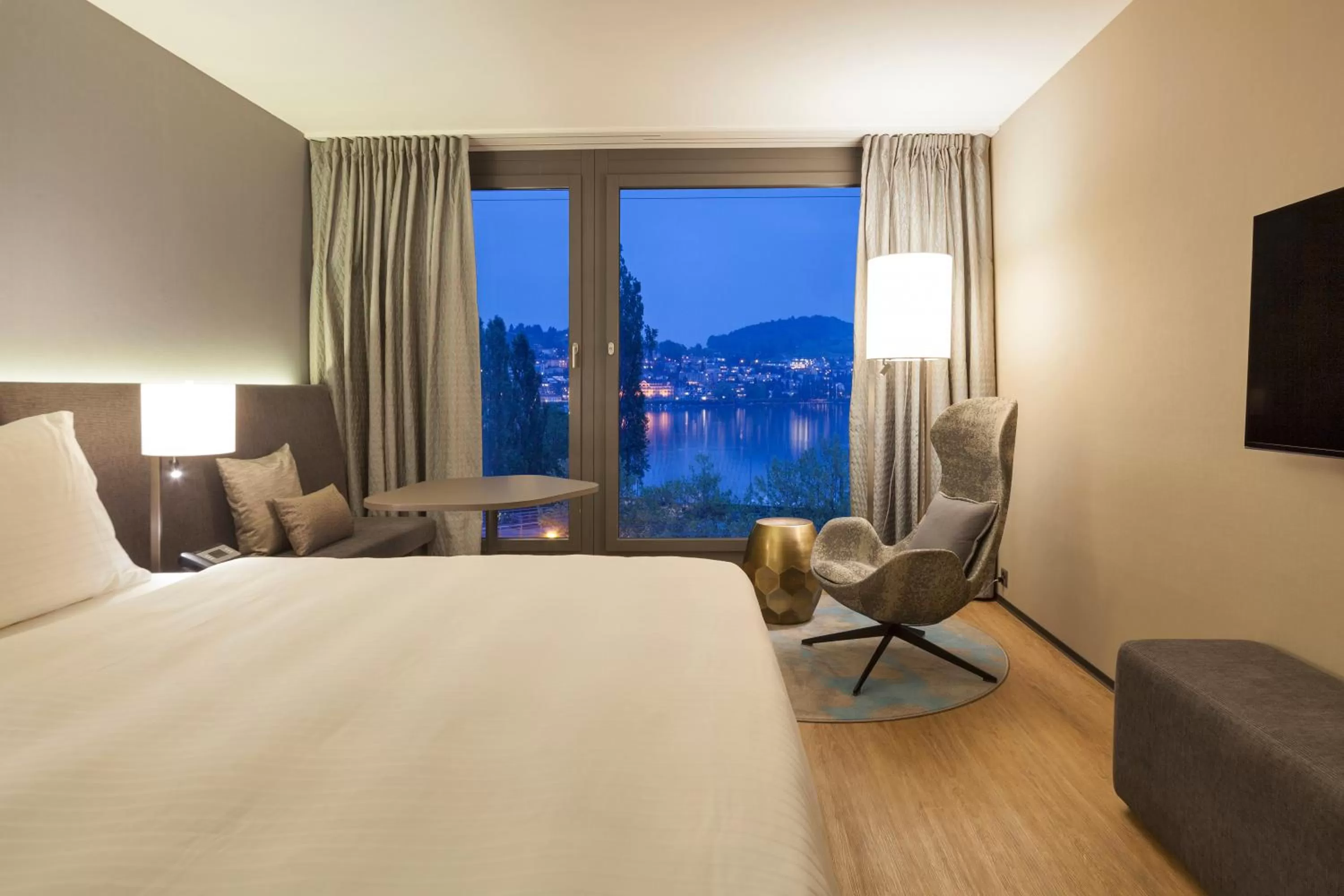Lake view, Bed in Radisson Blu Hotel, Lucerne