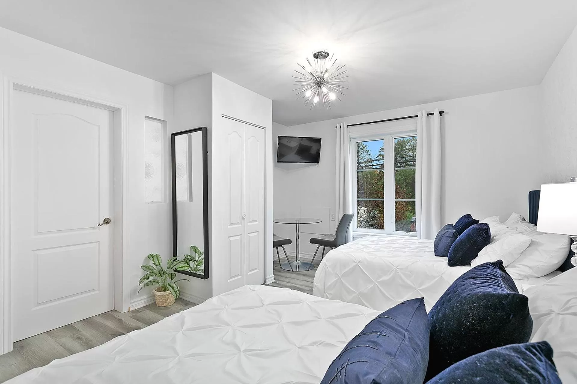 Photo of the whole room, Bed in Le 900 Tremblant Inn Café and Bistro