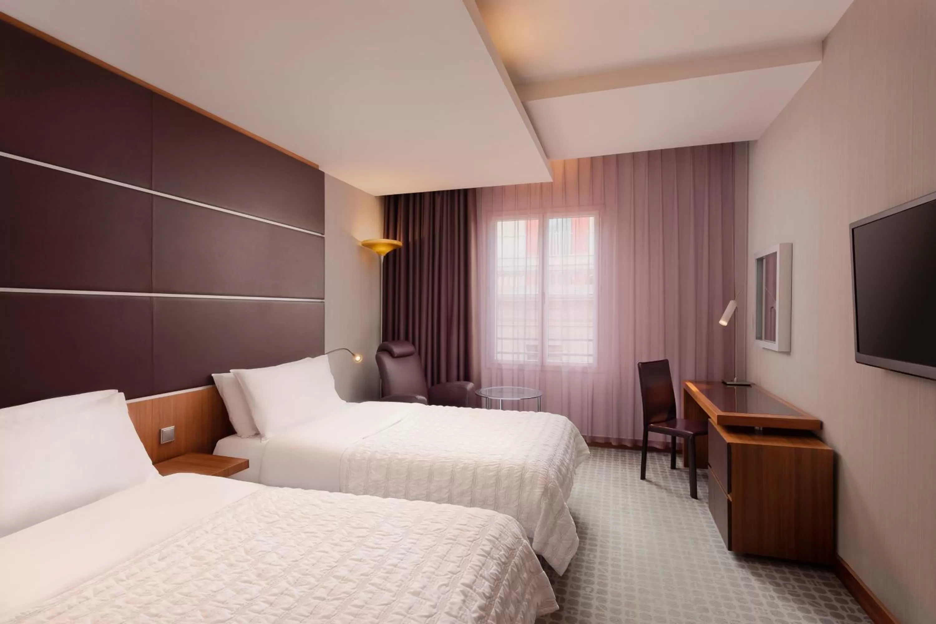 Photo of the whole room, Bed in Le Meridien Barcelona