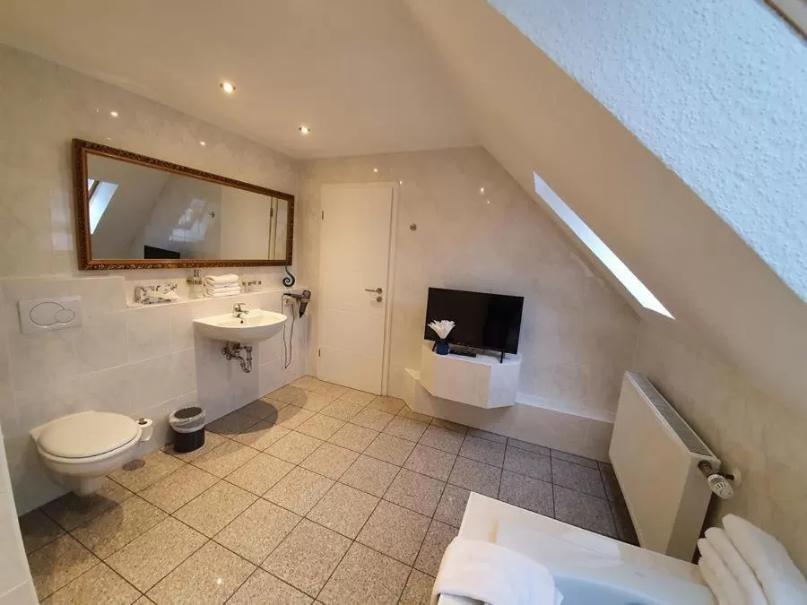 Toilet in artHOTEL Bremen