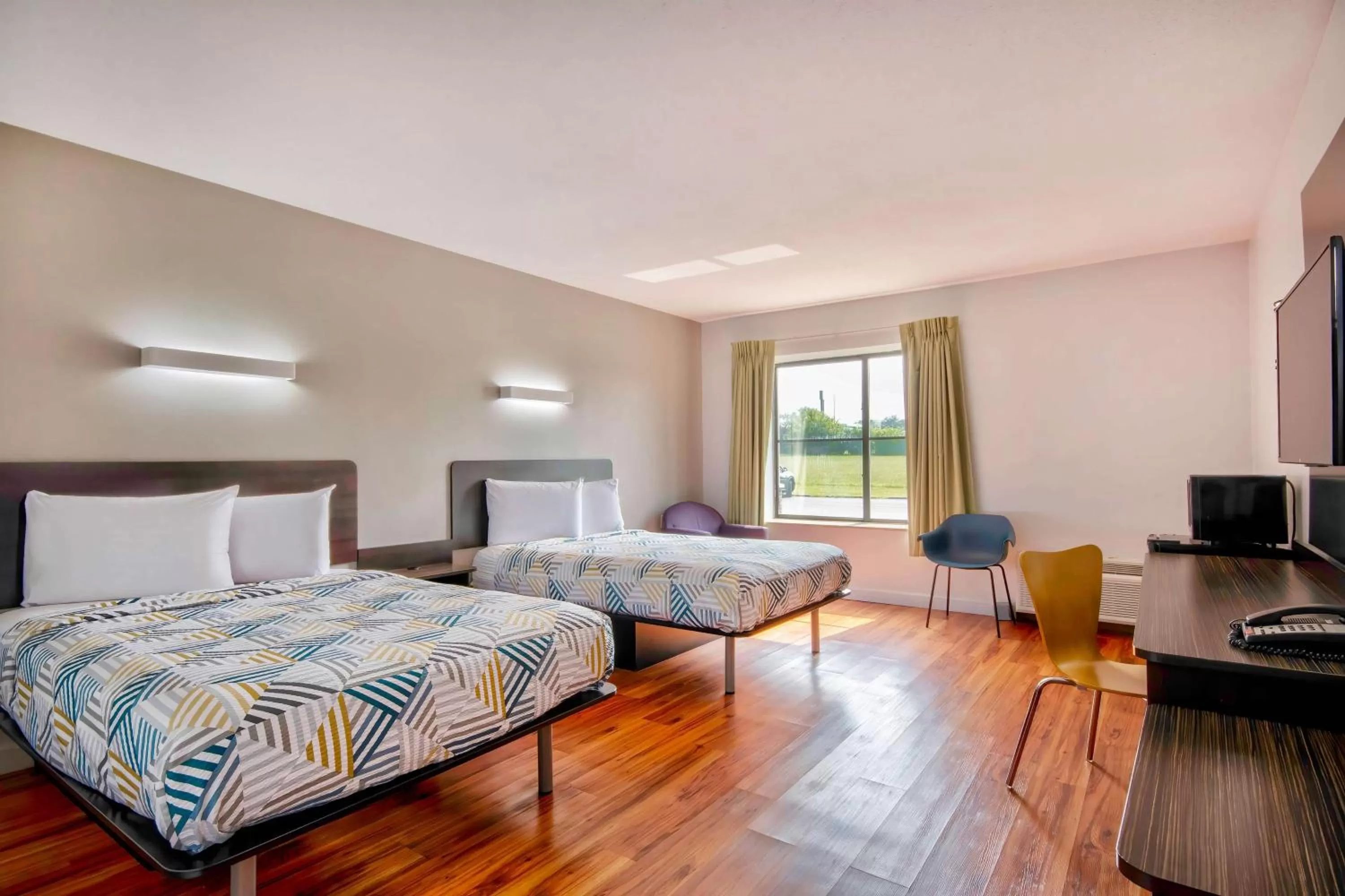 Bedroom, Bed in Motel 6-Springfield, OH