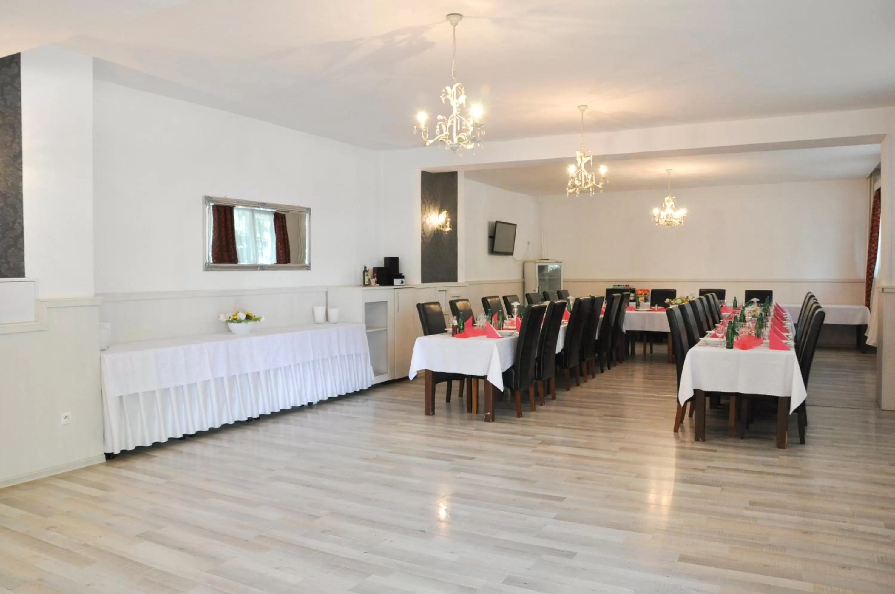 Meeting/conference room, Restaurant/Places to Eat in Hotel Garni