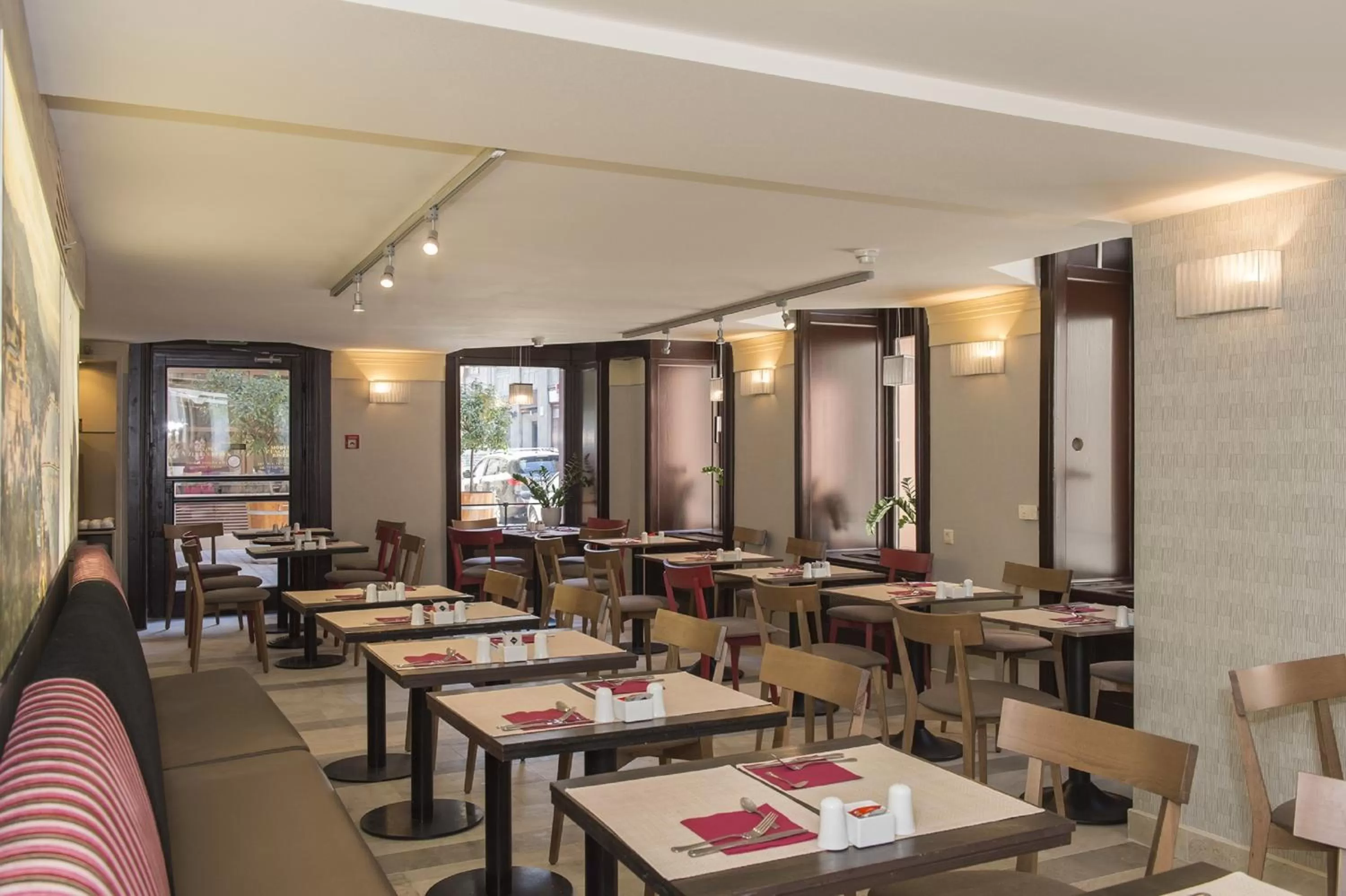 Restaurant/places to eat in Three Corners Hotel Art