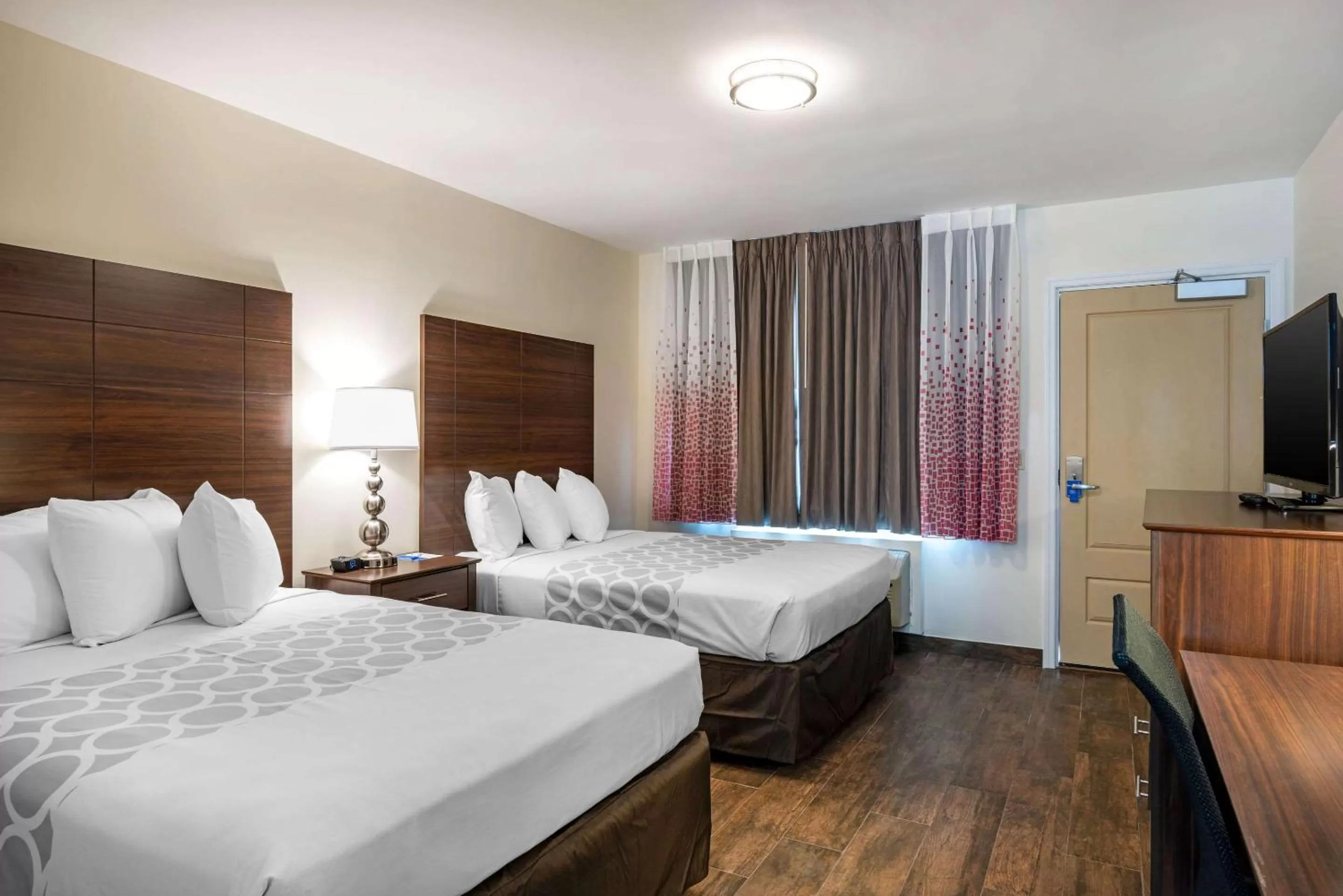 Photo of the whole room, Bed in Downtown Hollywood Gardens Inn & Suites