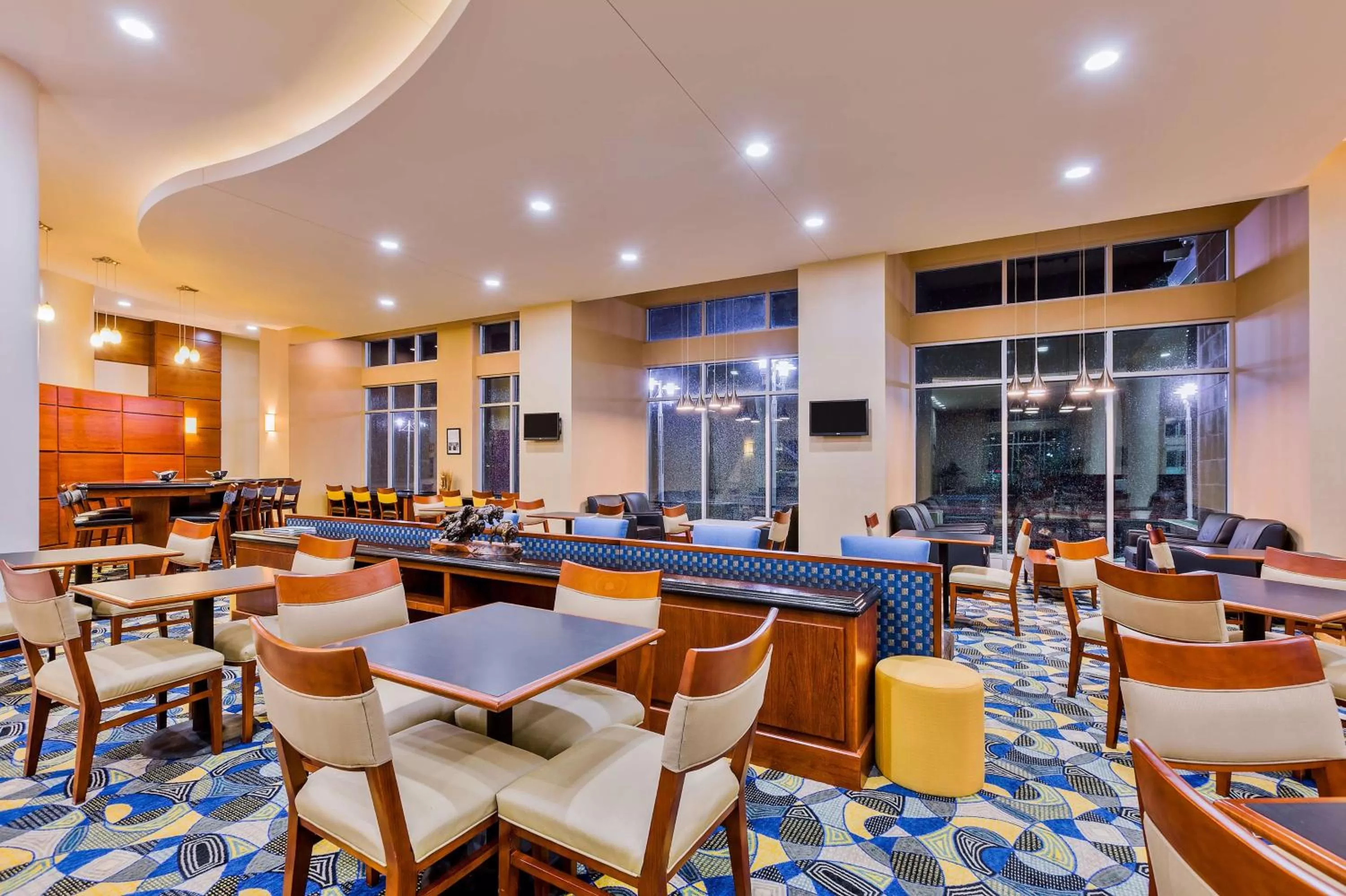 Dining area in Hampton Inn & Suites Owensboro Downtown Waterfront