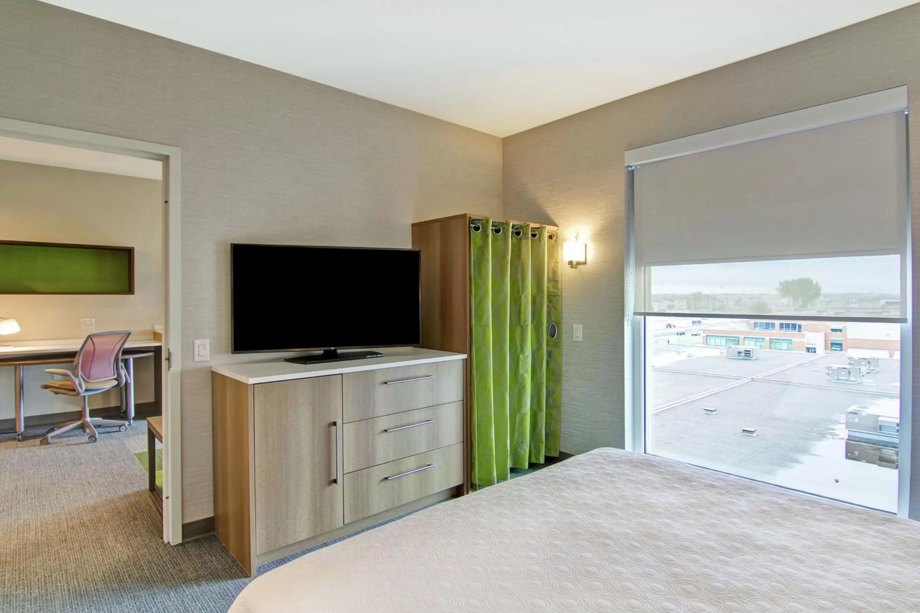 Bedroom, Bed in Home2 Suites By Hilton Montreal Dorval