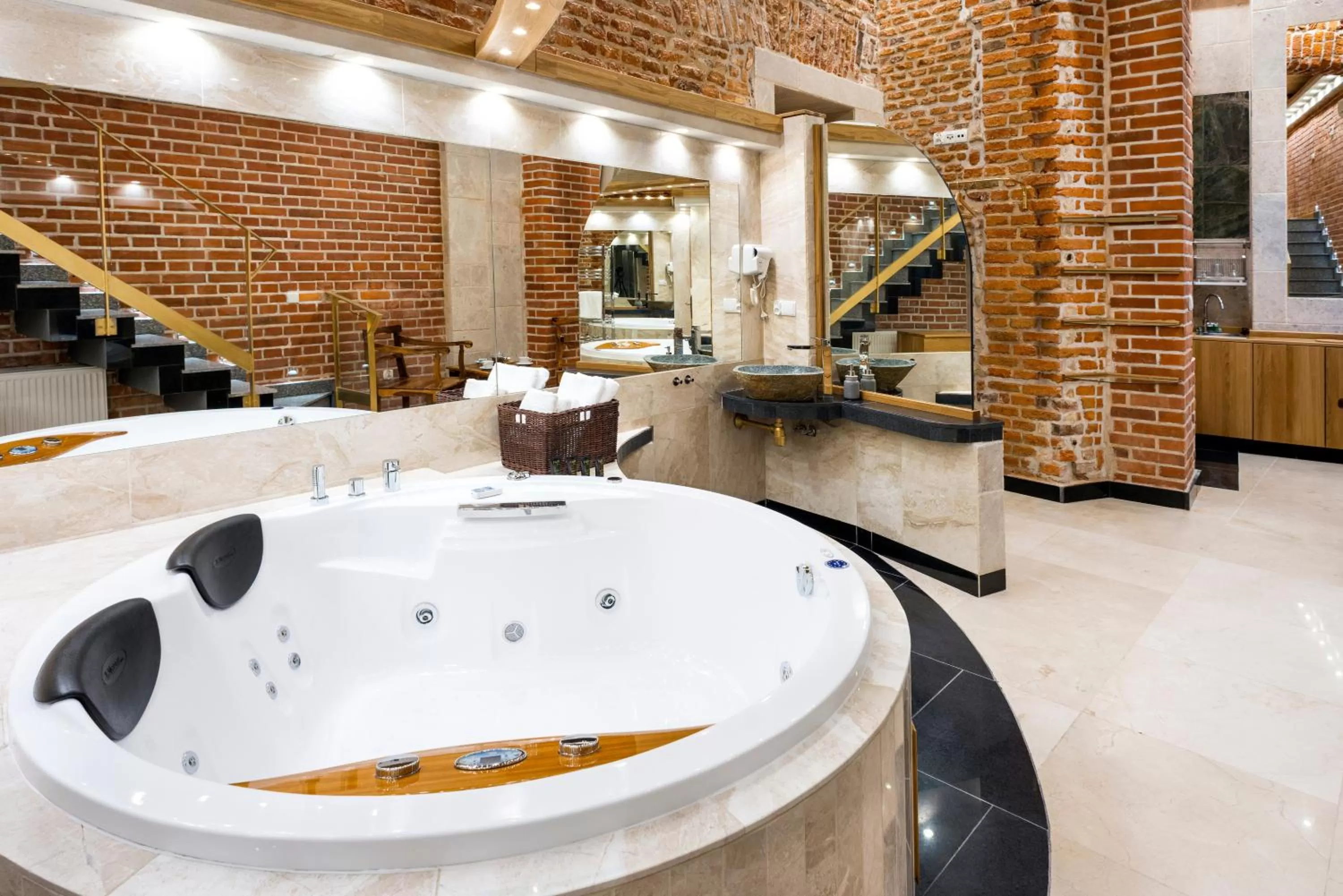 Hot Tub in Aparthotel Stare Miasto