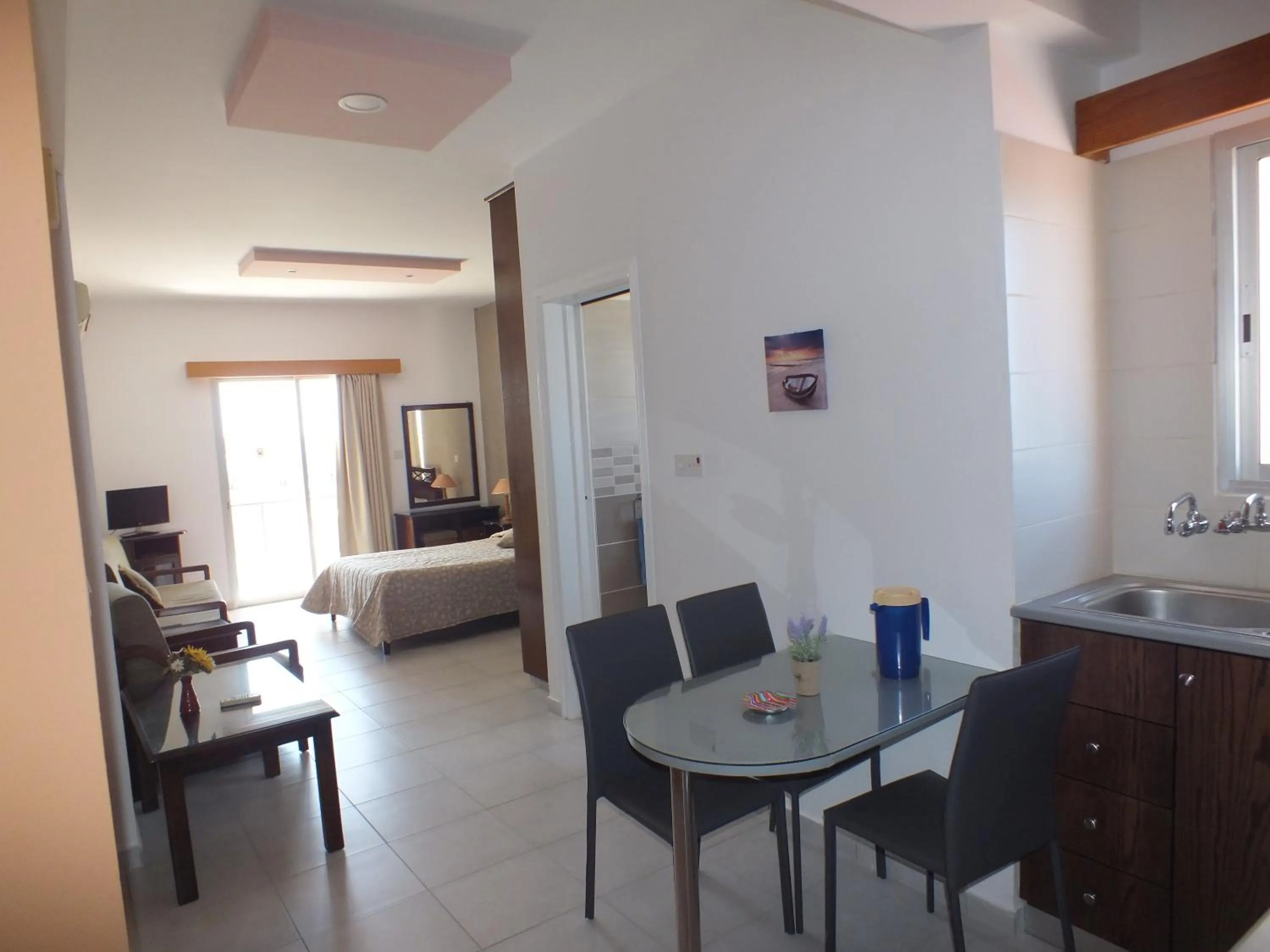 Dining area, Bed in Petsas Apartments