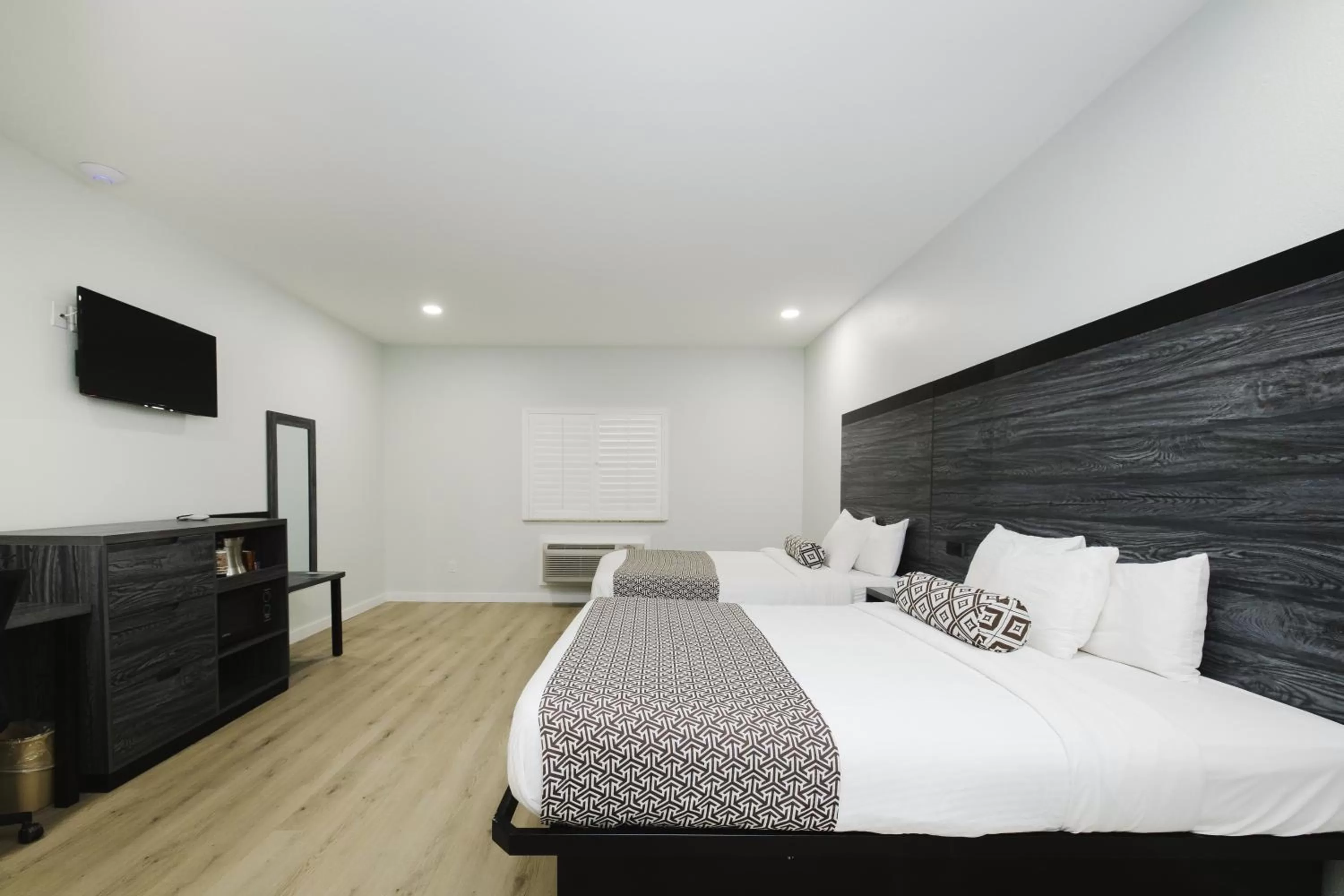 Bed in Sapphire Inn & Suites