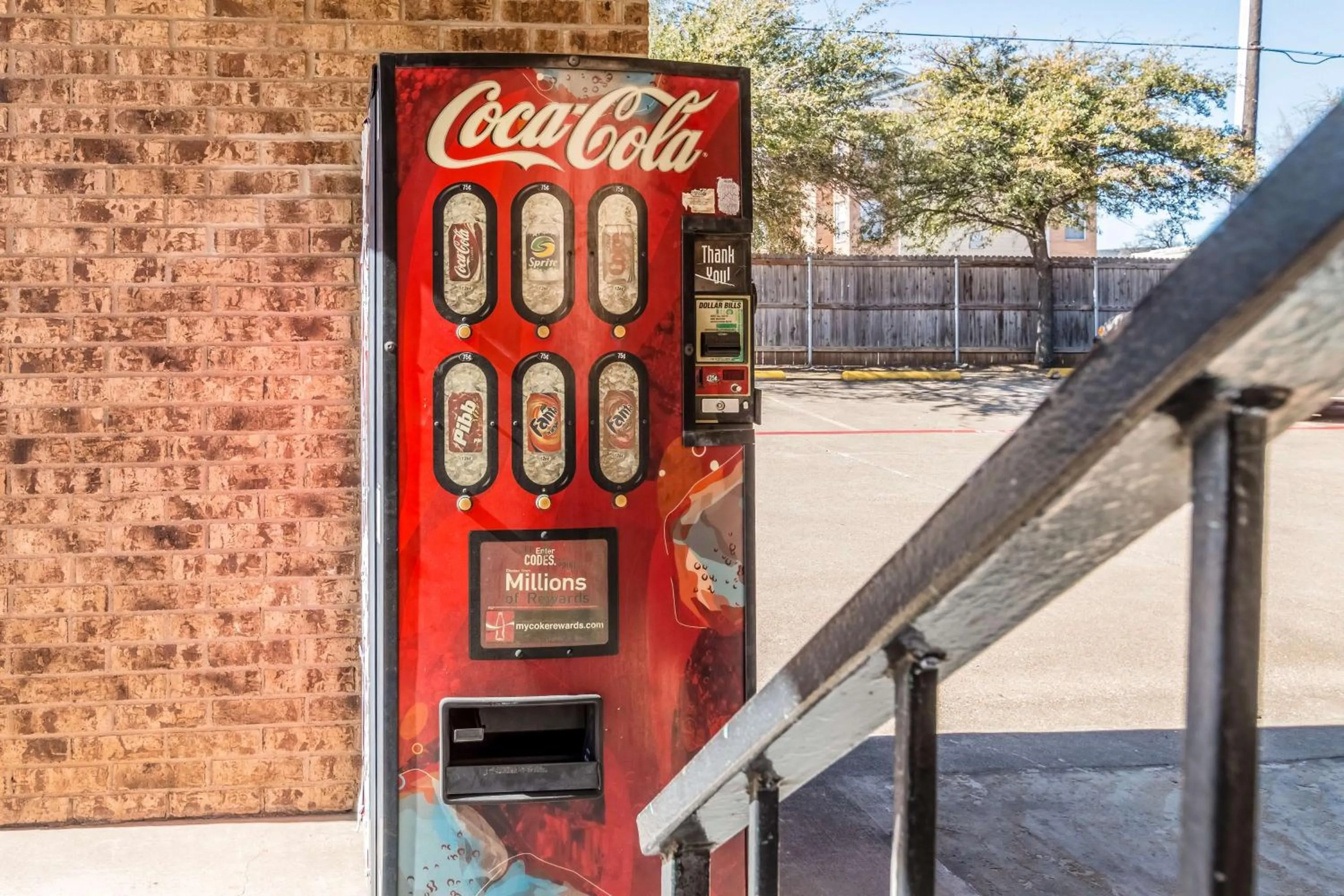 Property building in Motel 6-Arlington, TX - UTA