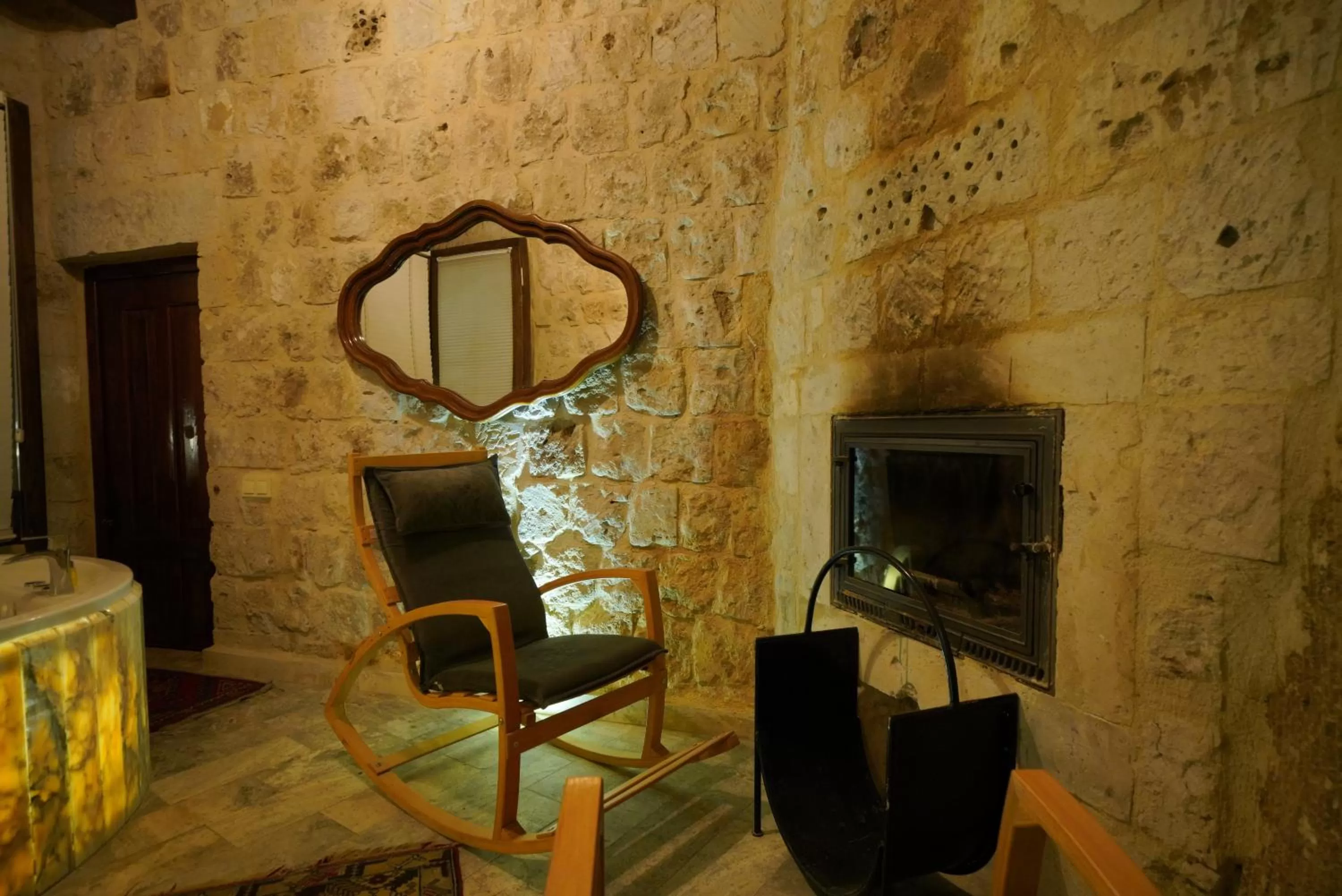 Hot Tub in Shoestring Cave House