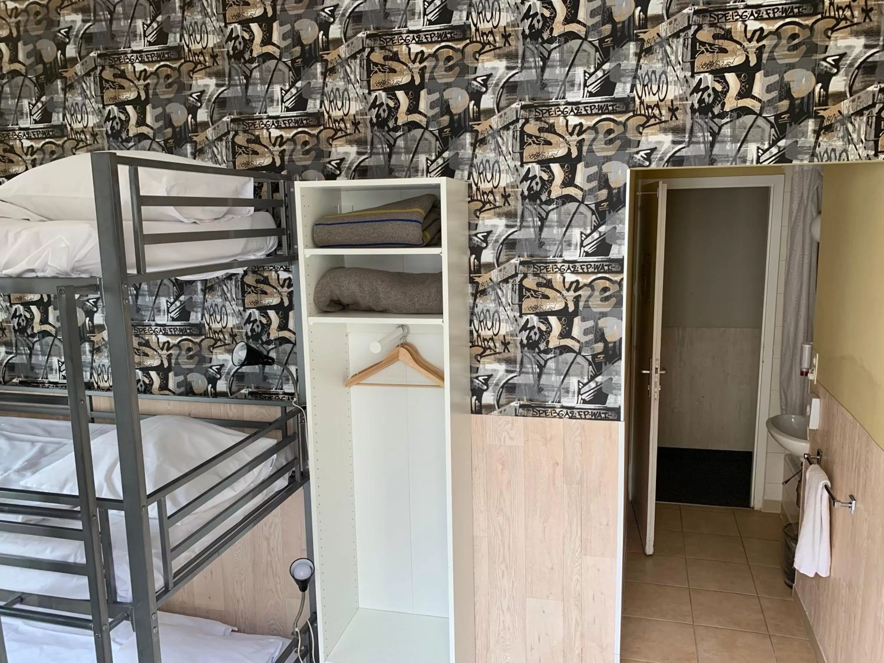 Photo of the whole room, Bed in Hotel Central