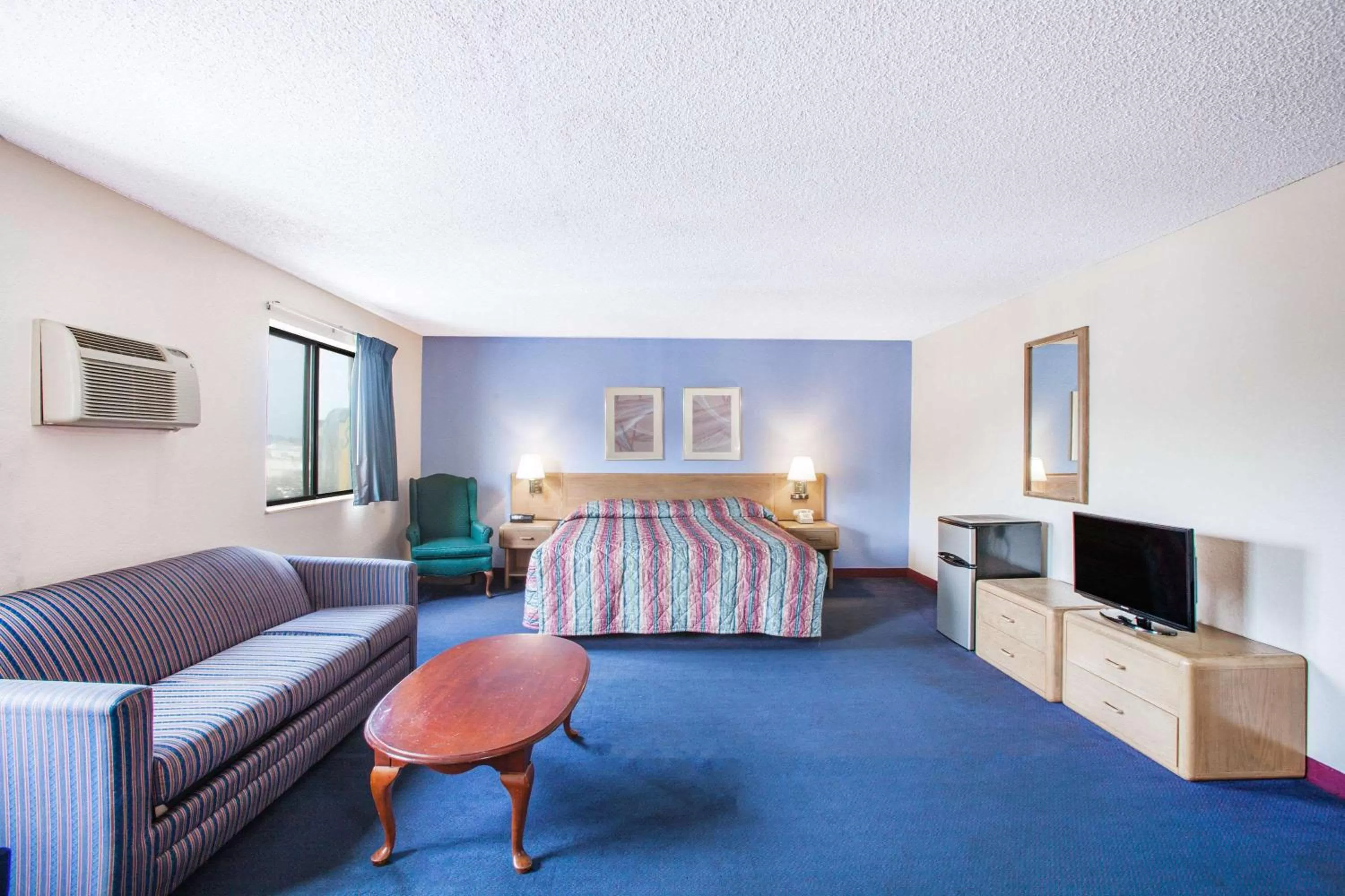 King Room - Mobility Access/Non-Smoking in Super 8 by Wyndham Hot Springs
