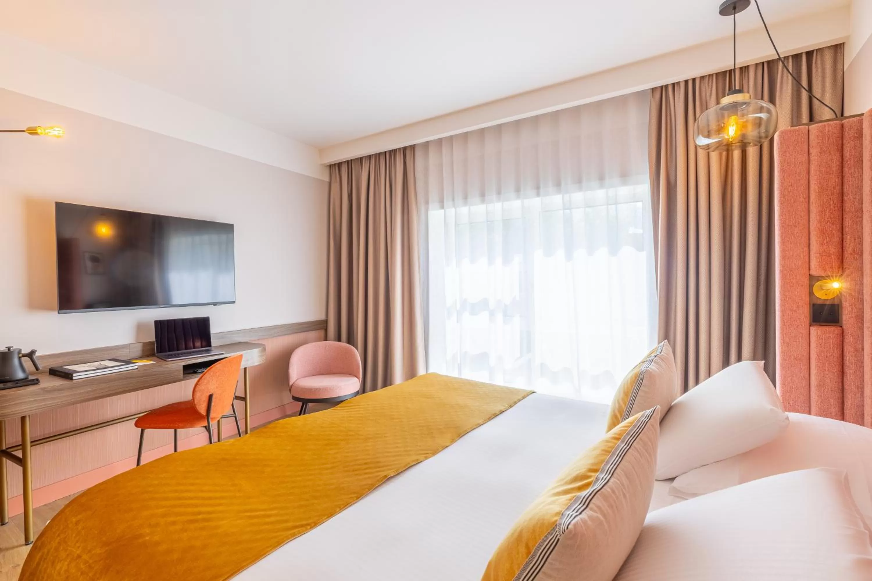 Photo of the whole room, Bed in Golden Tulip Aix les Bains - Hotel & Spa