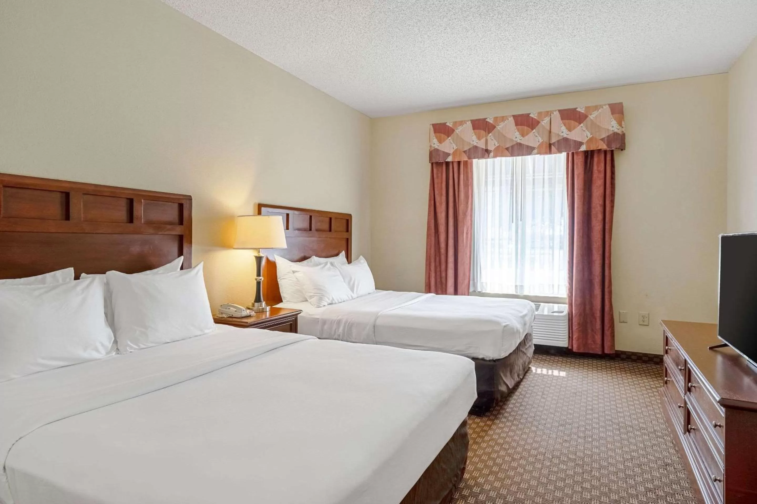 Photo of the whole room, Bed in Quality Suites San Antonio Northeast
