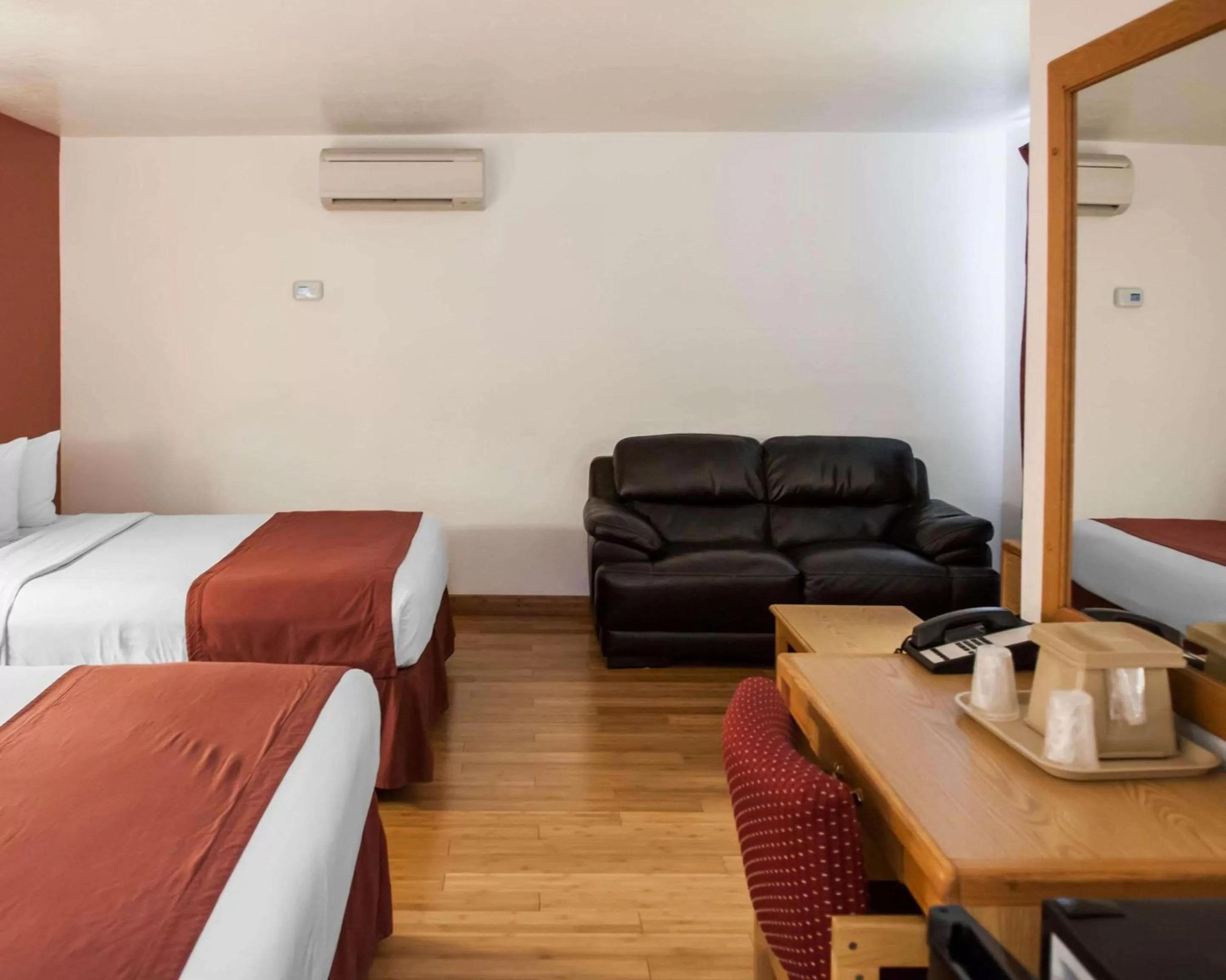 Photo of the whole room, Bed in Econo Lodge Albuquerque Old Town