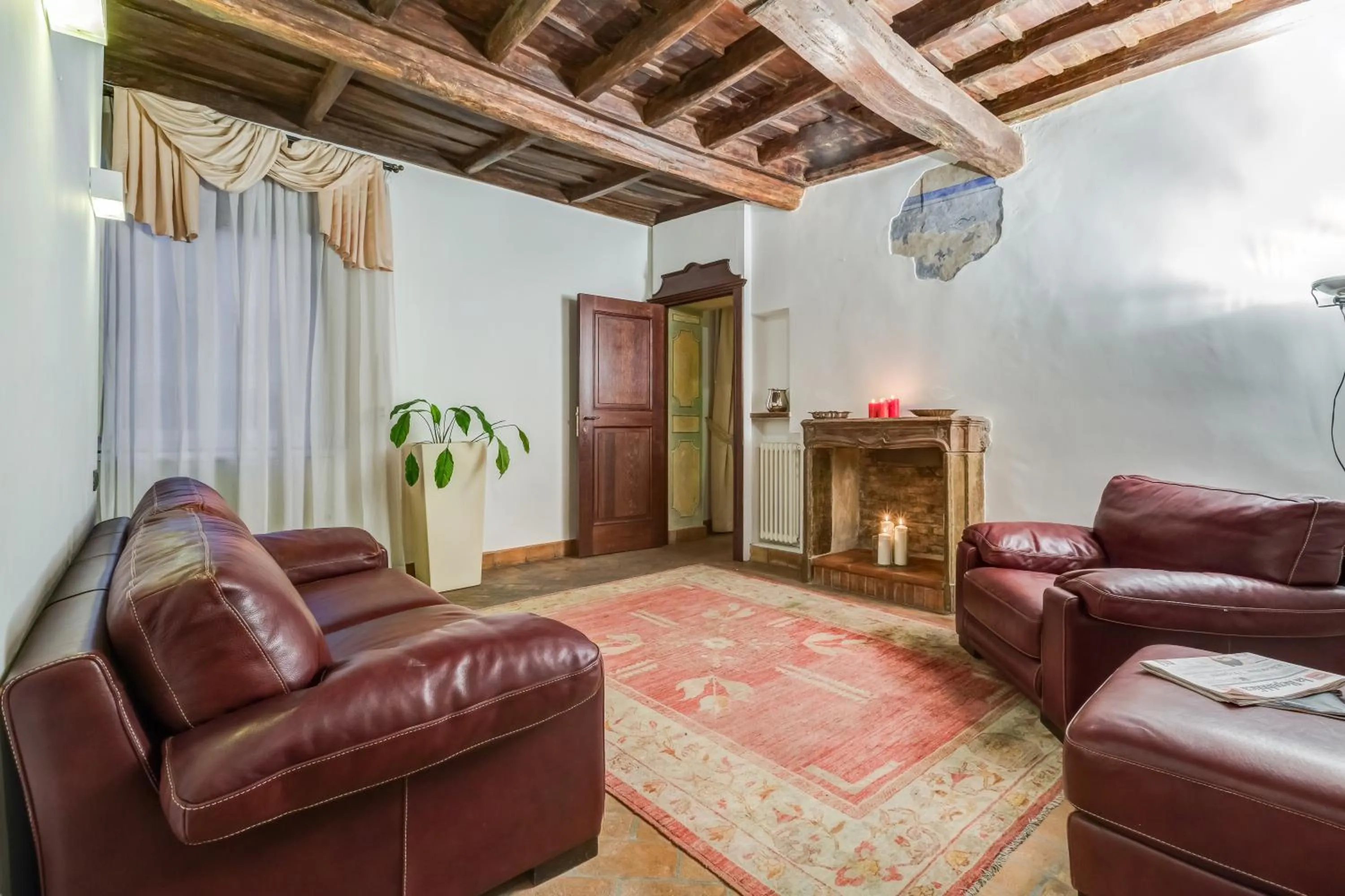 Communal lounge/ TV room in Luxury Trastevere