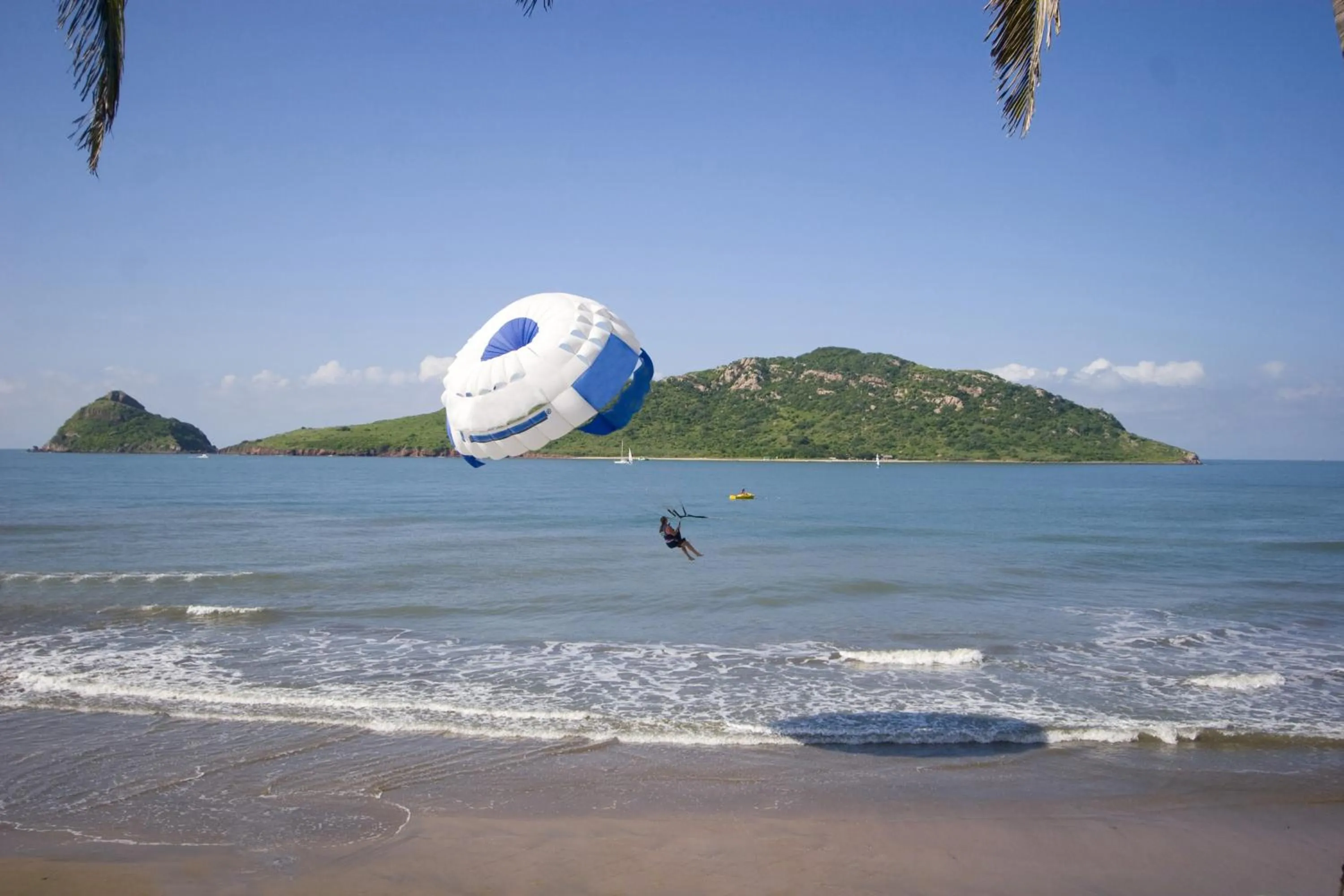 Beach in Las Flores Beach Resort