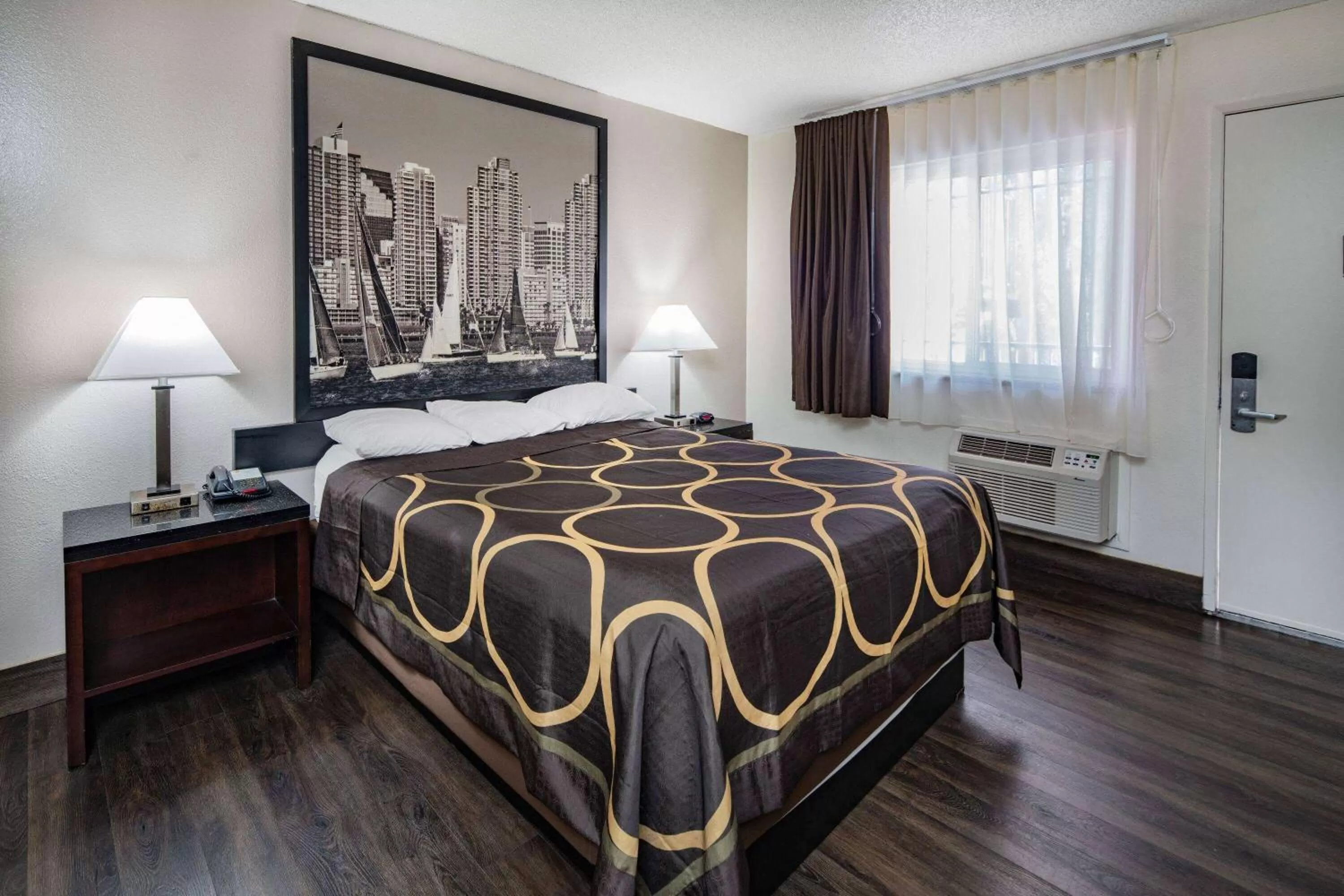 Photo of the whole room, Bed in Super 8 by Wyndham San Diego Hotel Circle