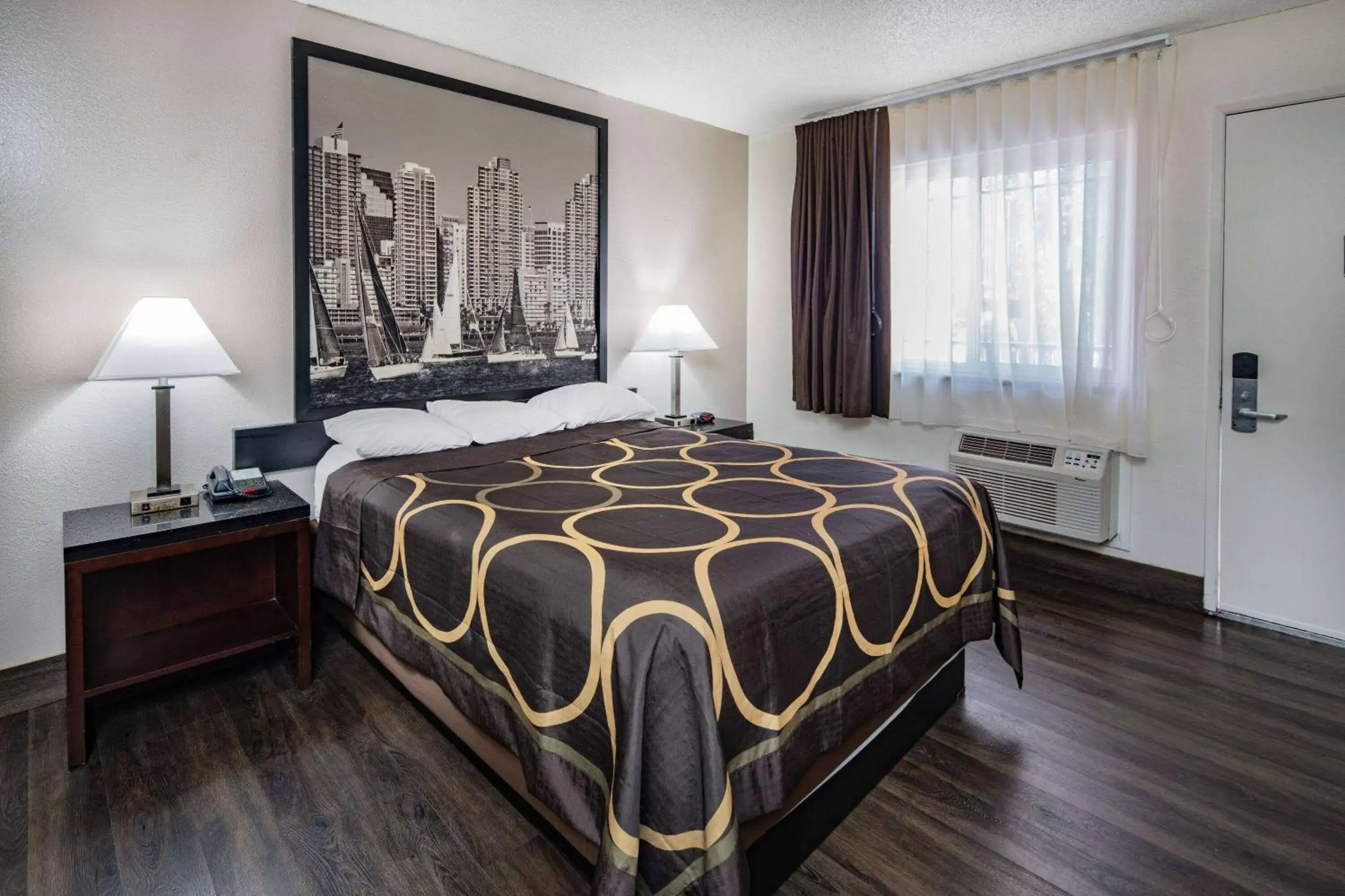 Queen Room in Super 8 by Wyndham San Diego Hotel Circle Queen Room in Super 8 by Wyndham San Diego Hotel Circle