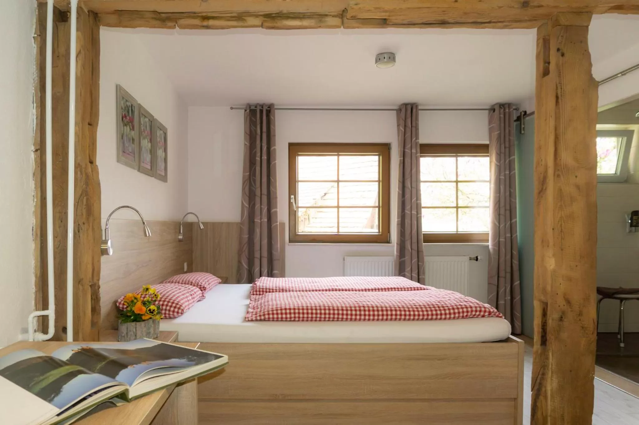 Bed in Naturhotel Holzwurm