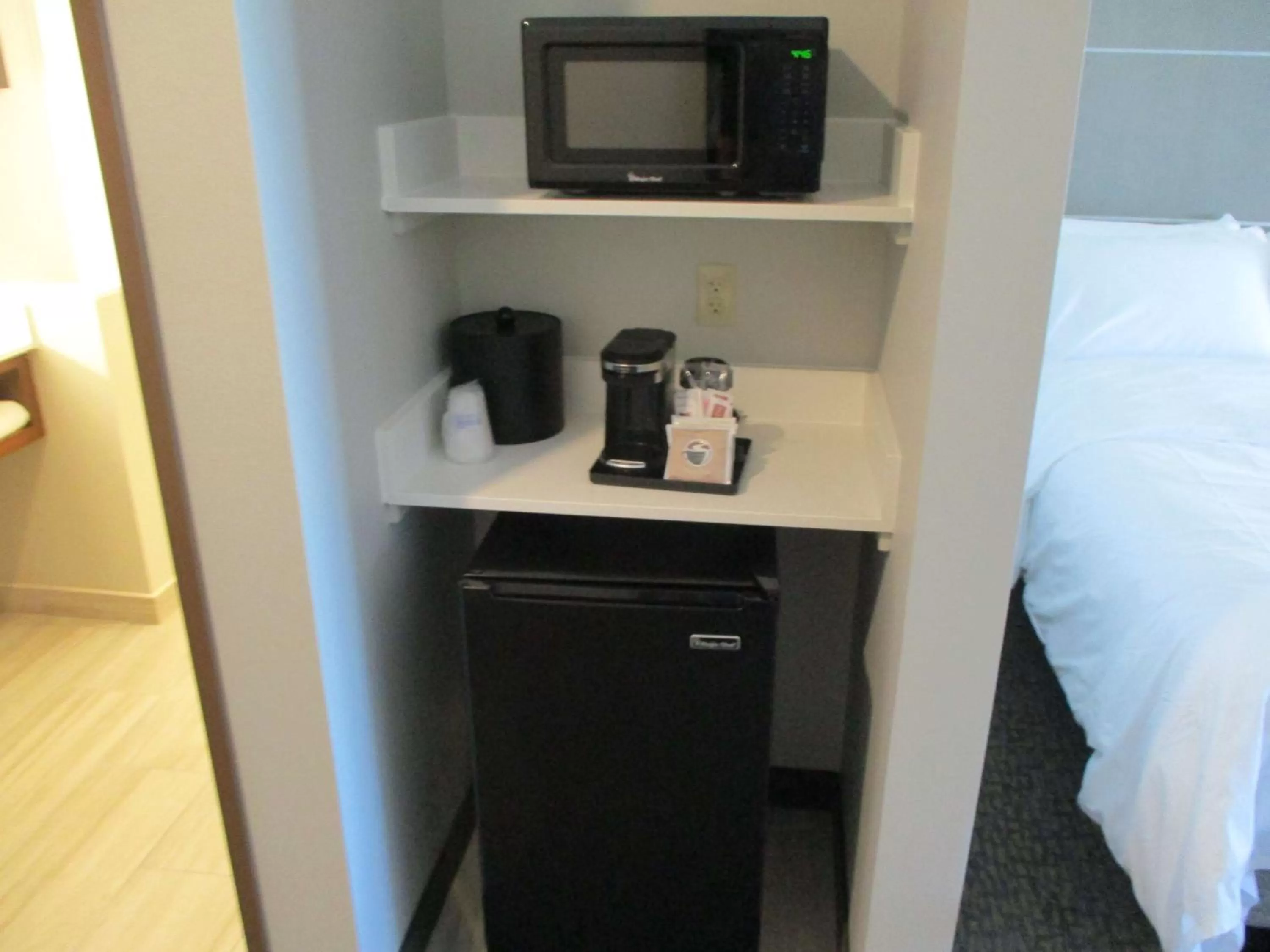 Photo of the whole room, Bed in La Quinta Inn & Suites by Wyndham Jackson-Cape Girardeau