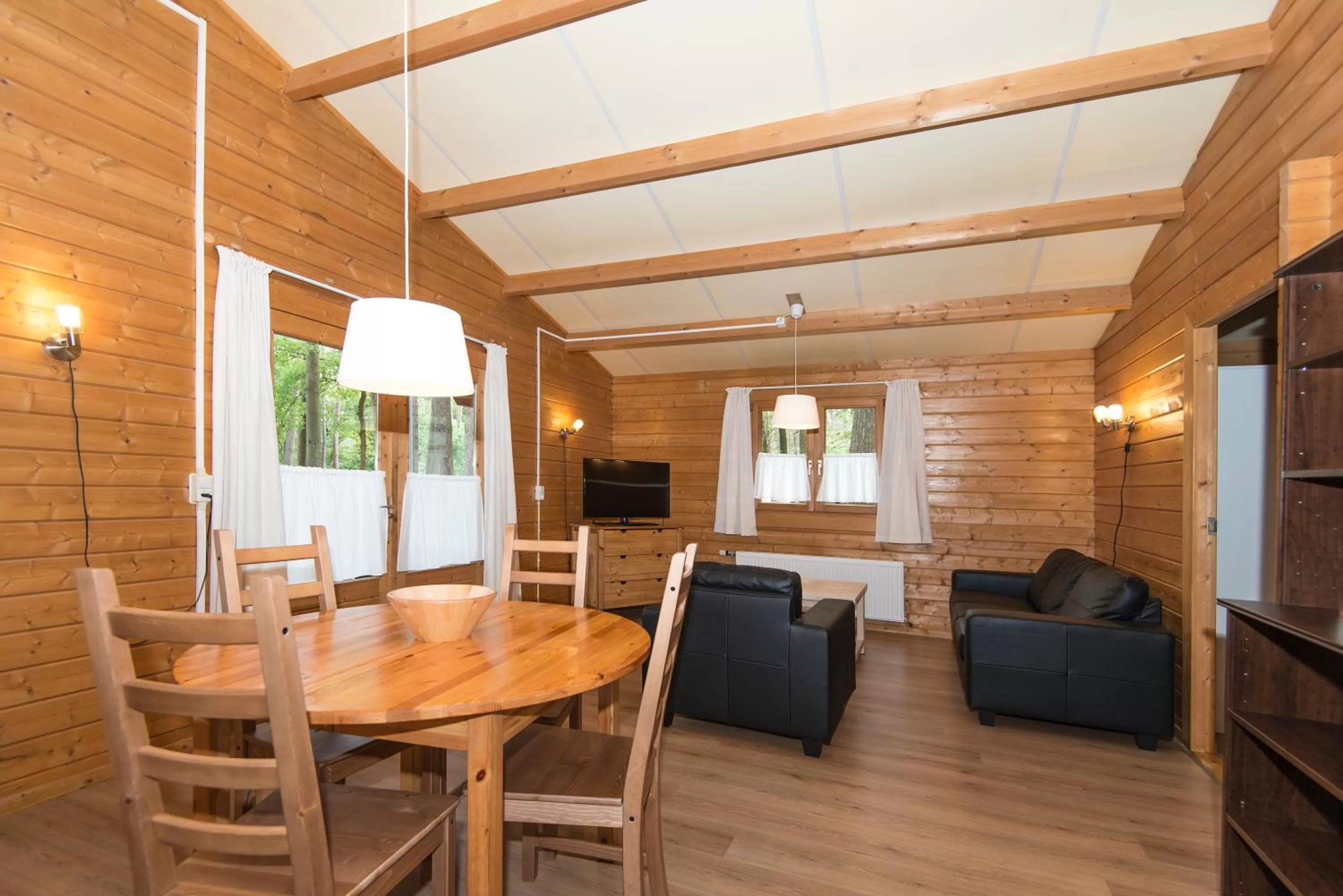 TV and multimedia, Dining Area in Motel- Bungalow-& Chaletpark de Brenkberg