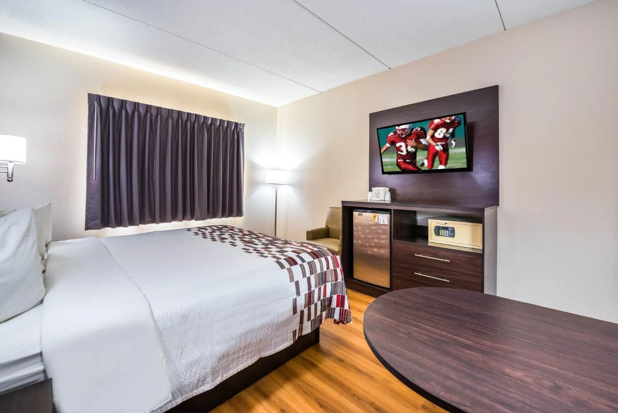 Bedroom in Red Roof Inn Palatine