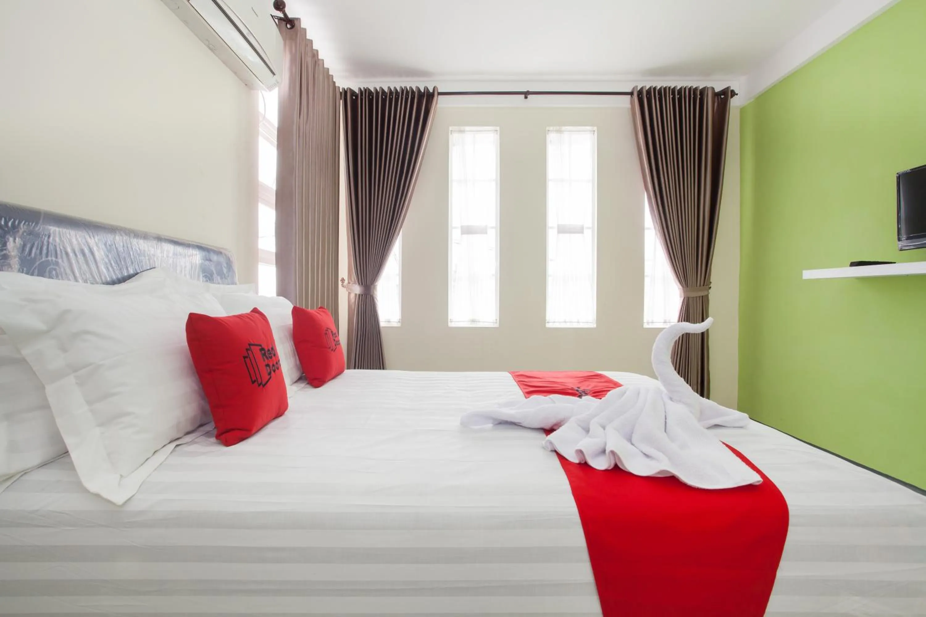Bedroom, Bed in RedDoorz near Museum Angkut Batu 2
