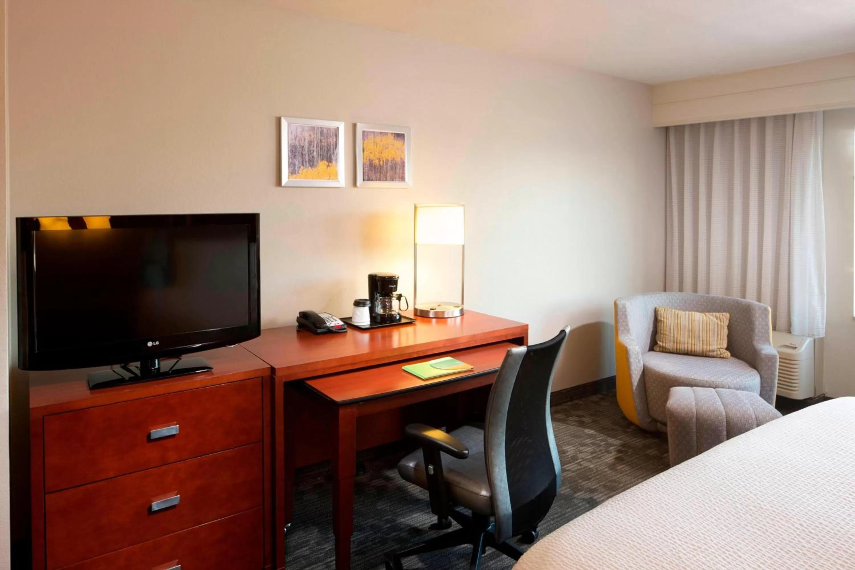Photo of the whole room, Bed in Courtyard by Marriott Brownsville
