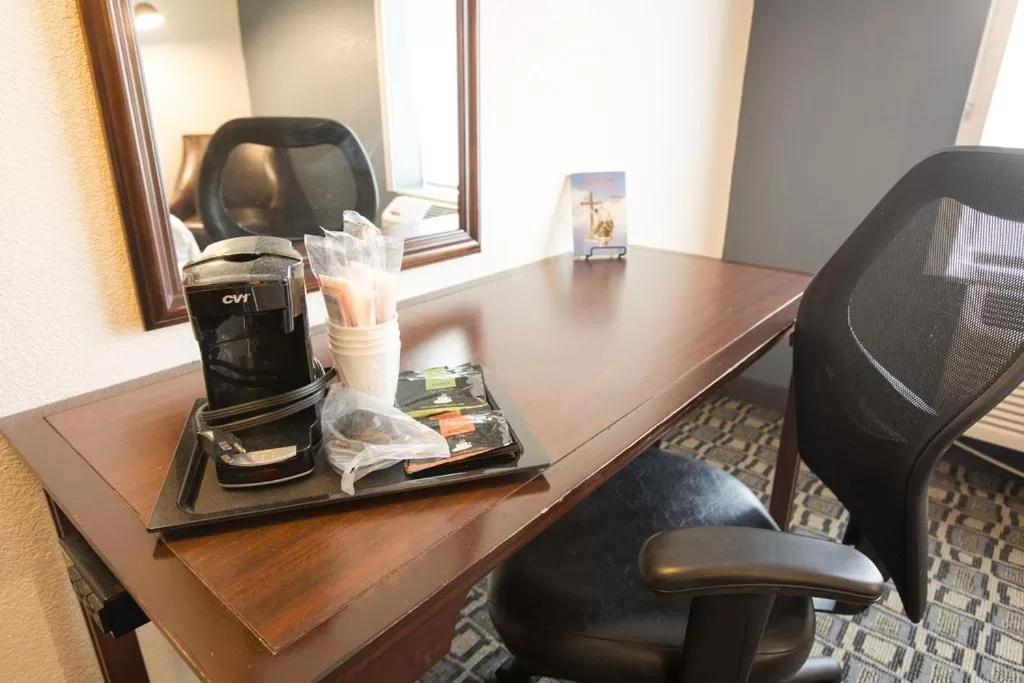 Coffee/tea facilities in Savannah House Hotel