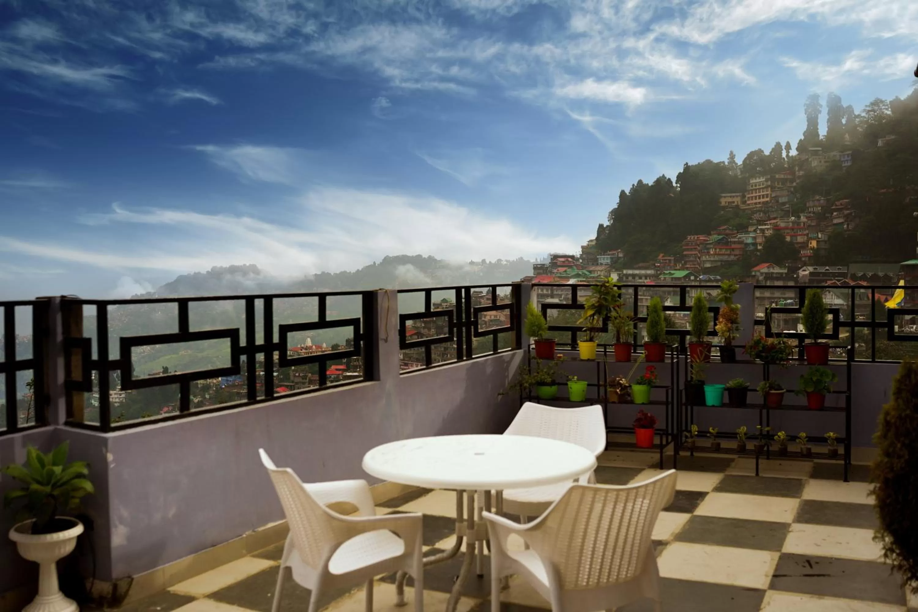 Day in Hotel Hill Queen near Sherpa Gumba Darjeeling Mall 5 Min Couple Friendly