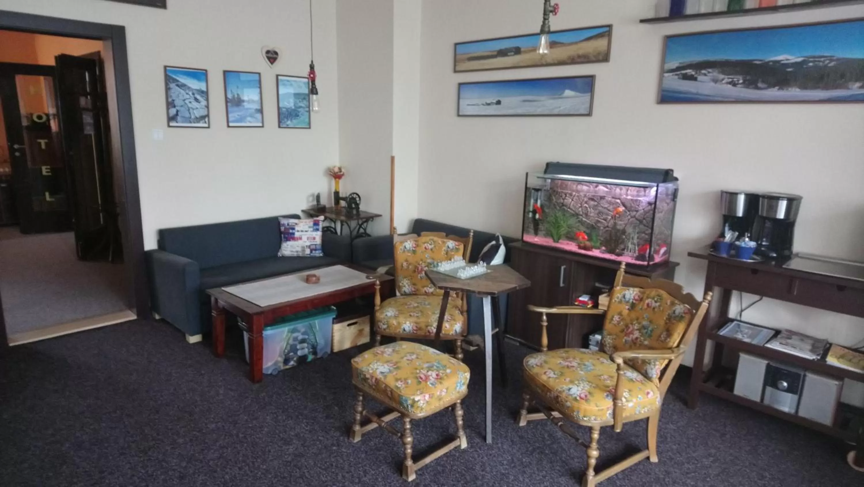 Communal lounge/ TV room in Hotel Alfa