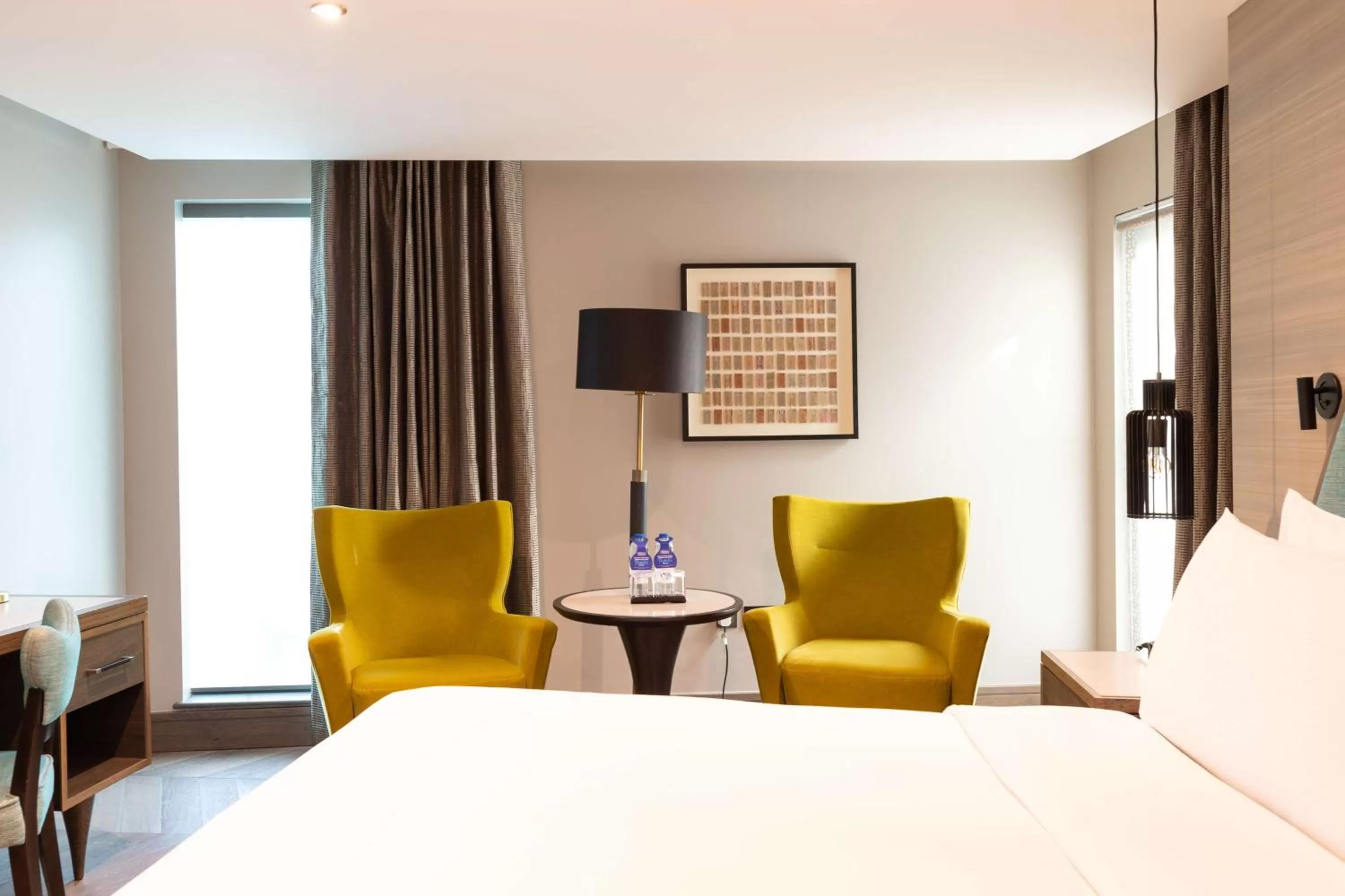 Living room, Bed in DoubleTree by Hilton London – West End