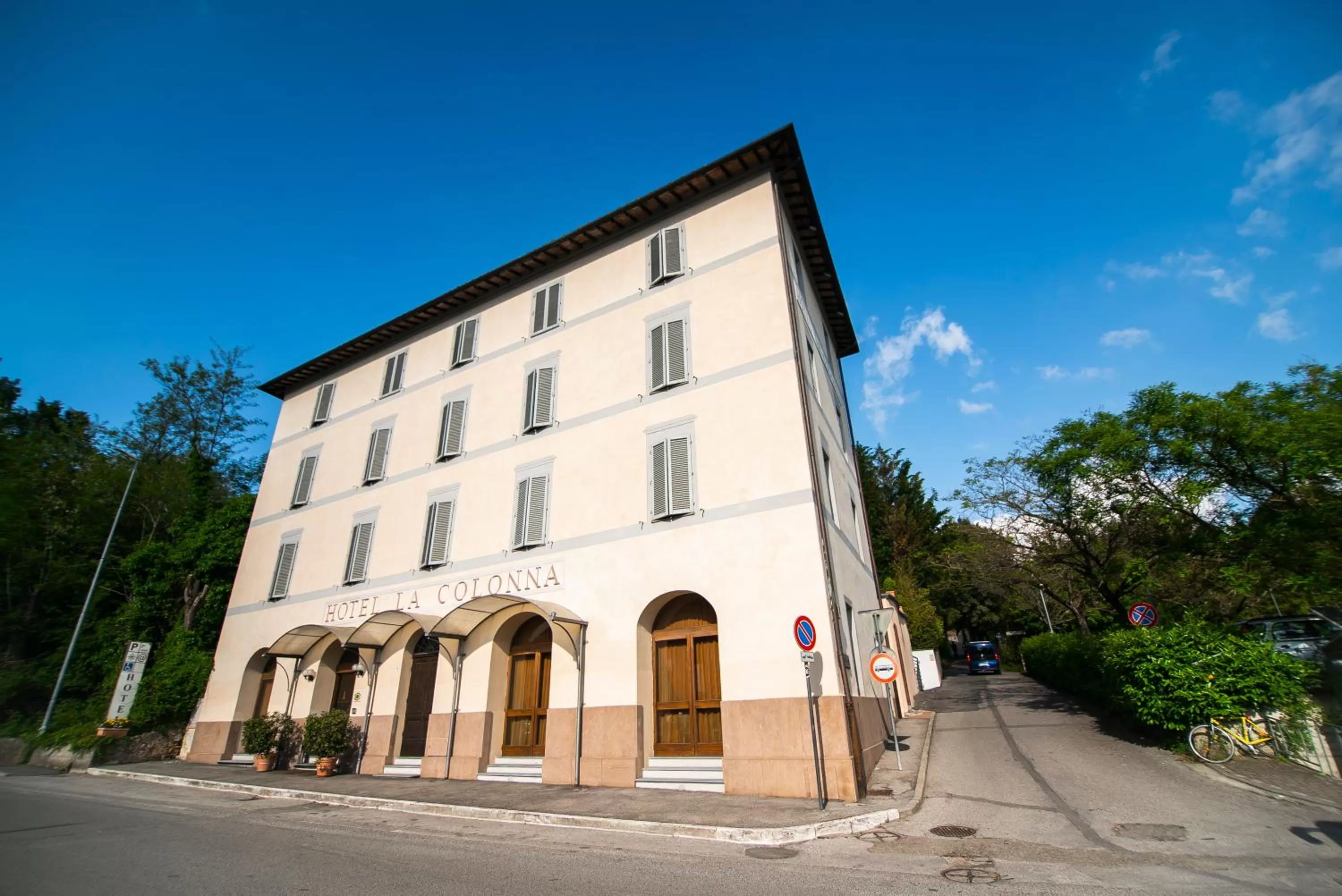 Property building in Hotel La Colonna