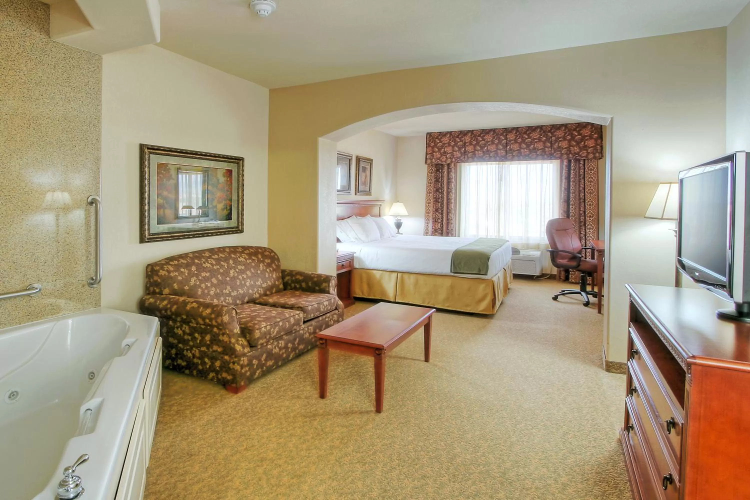 Photo of the whole room, Bed in Holiday Inn Express Hotel & Suites Las Cruces by IHG